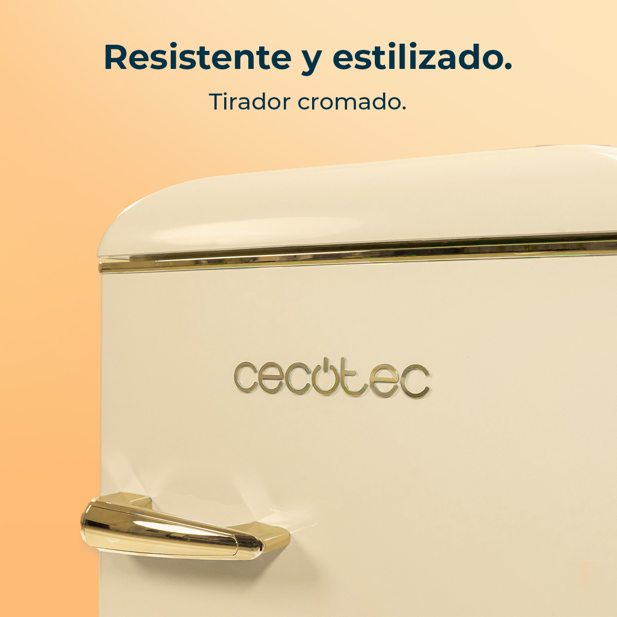Kremowa lodówka ze złotym uchwytem i wykończeniem. Widoczna jest nazwa marki "cecotec". Tekst mówi "Resistente y estilizado."