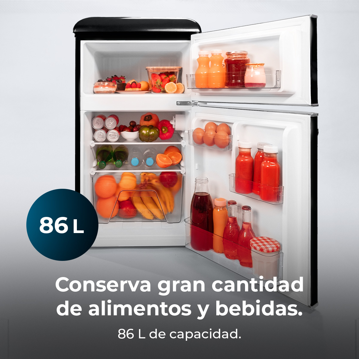 Otwarta lodówka wypełniona owocami, napojami i jajami. Tekst: Conserve gran cantidad de alimentos y bebidas. 86 L de capacidad.