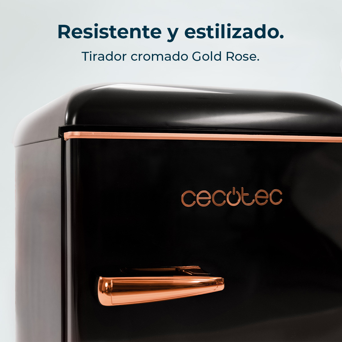 Zbliżenie czarnej lodówki ze złotymi różowymi akcentami. Uchwyt i logo marki są w kolorze różowego złota. U góry widnieje napis 'Resistente y estilizado'.