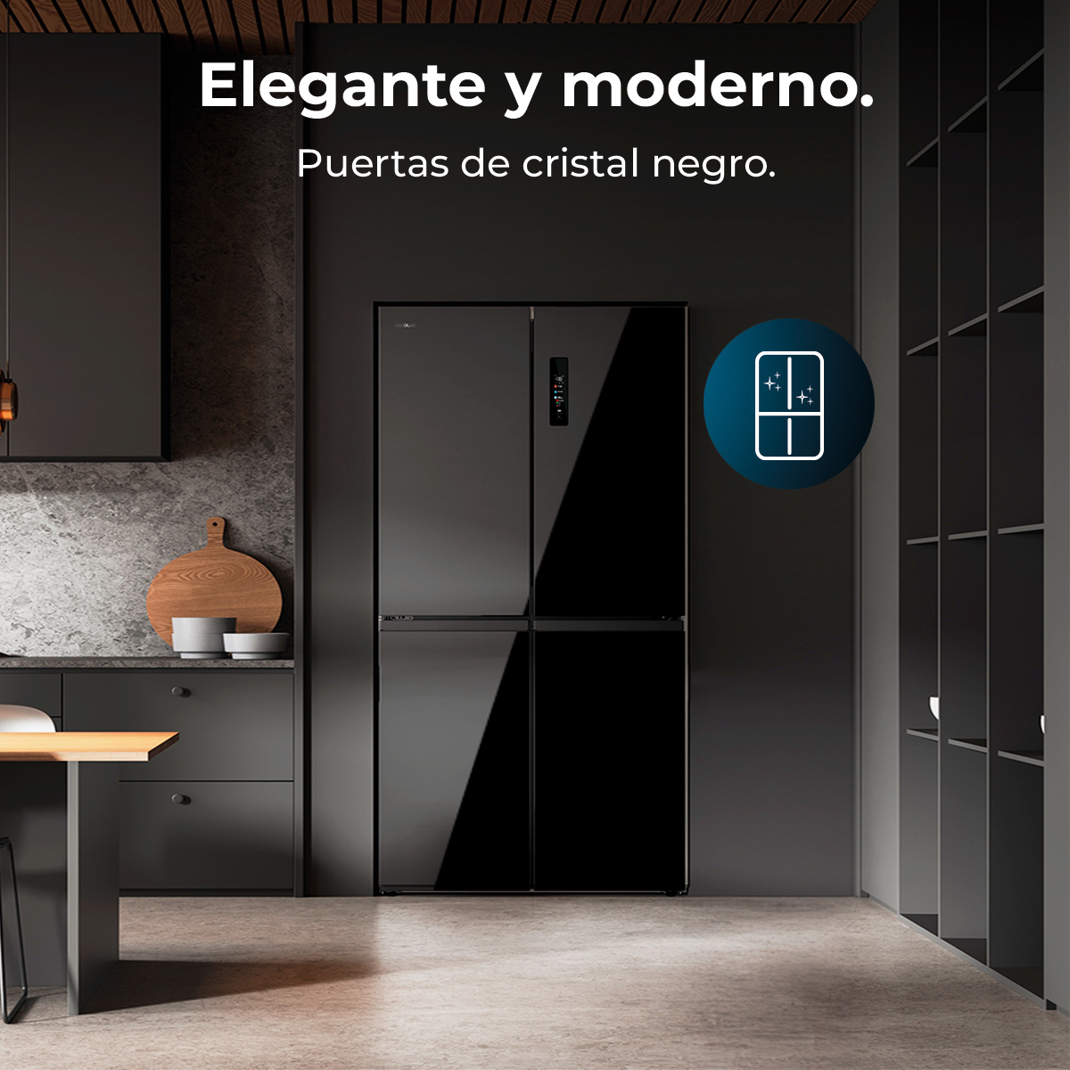 Una cocina moderna con un frigorífico negro. También se ven una tabla de cortar de madera y armarios. El suelo es claro.