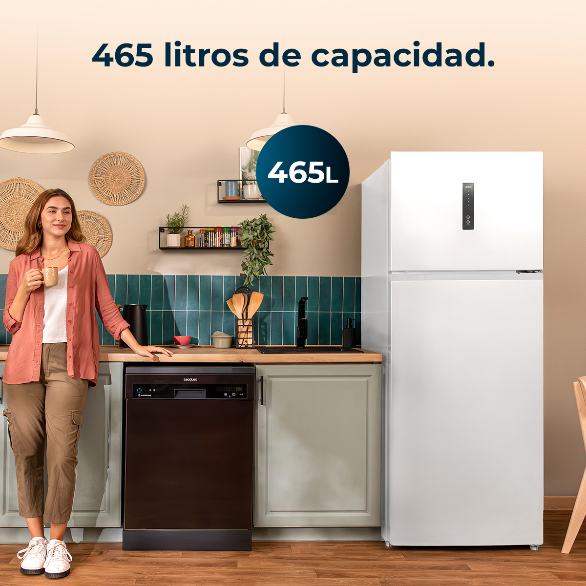 Una mujer está en una cocina con una taza. Hay una nevera blanca y un lavavajillas negro a su lado. El texto indica una capacidad de 465L.