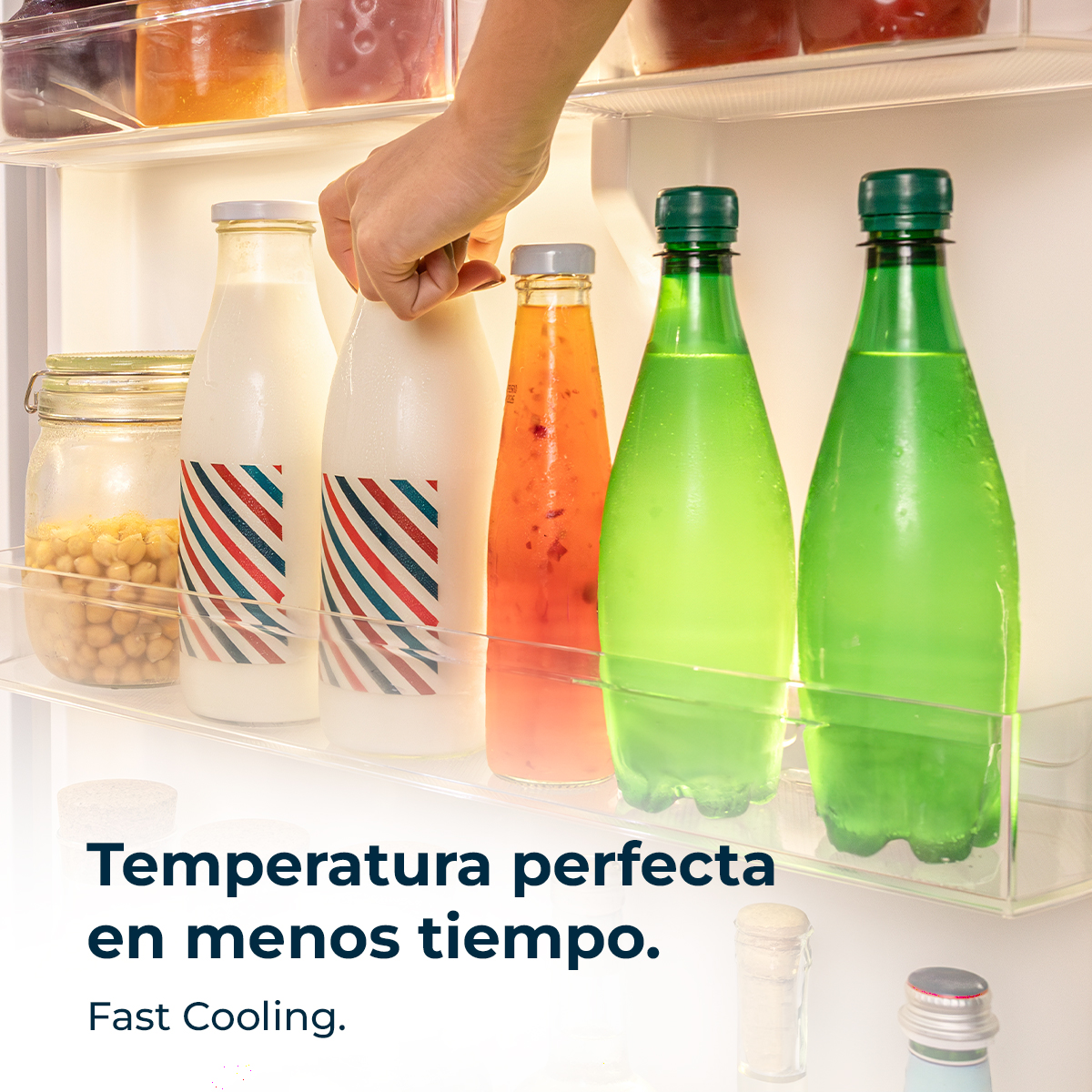 Una mano alcanza una nevera, tomando una botella de leche. Se ven otras botellas y un tarro de garbanzos.