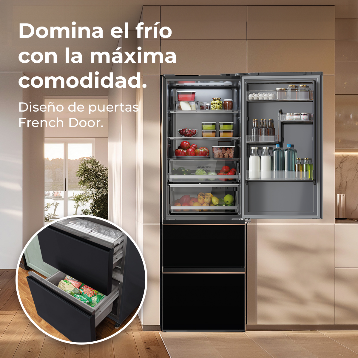 Un refrigerador de puertas francesas con puertas abiertas, mostrando el contenido organizado. Un cajón inferior está abierto, revelando alimentos congelados.