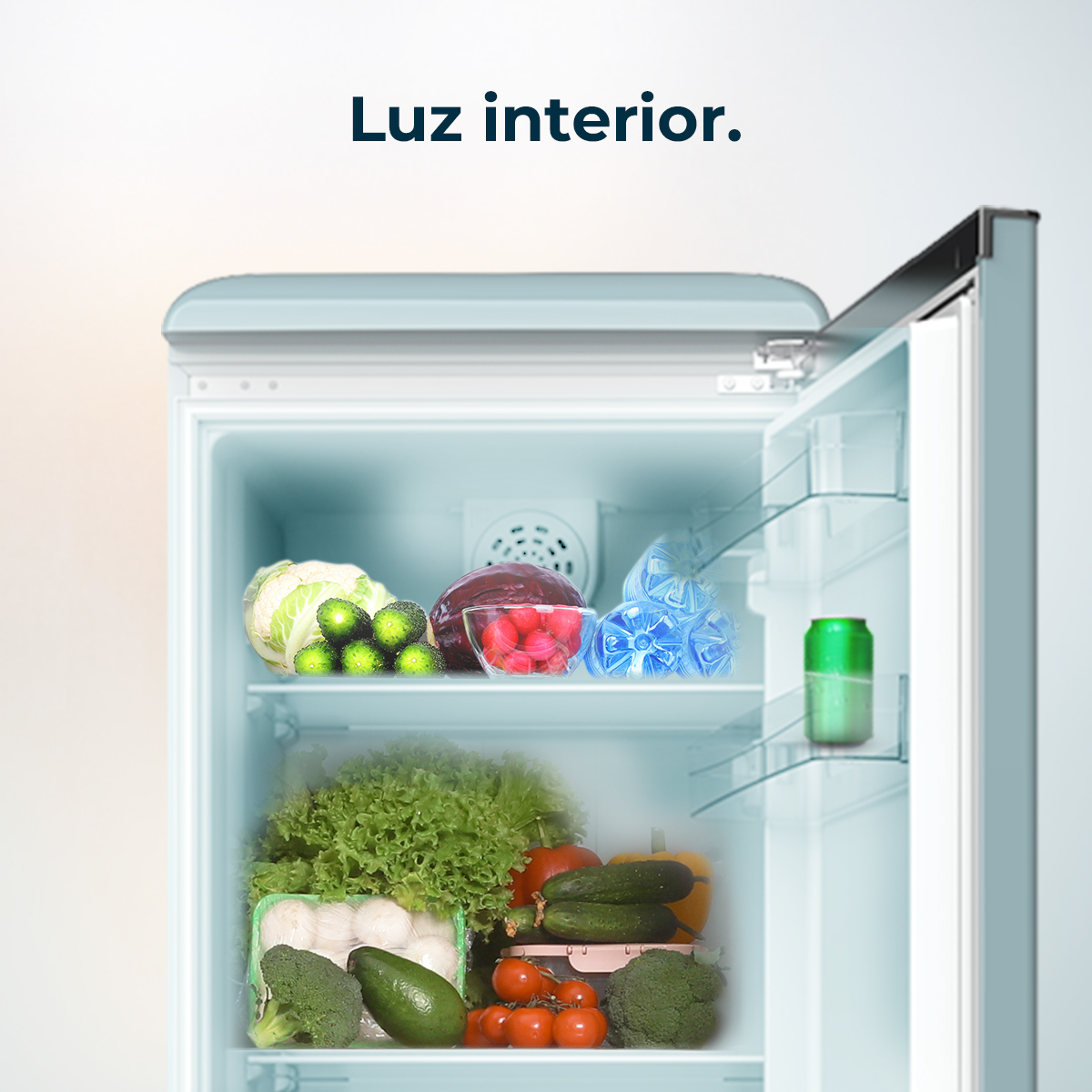Refrigerador abierto con frutas y verduras. Incluye lechuga, tomates, pepinos, brócoli y una lata. Dice 'Luz interior'.