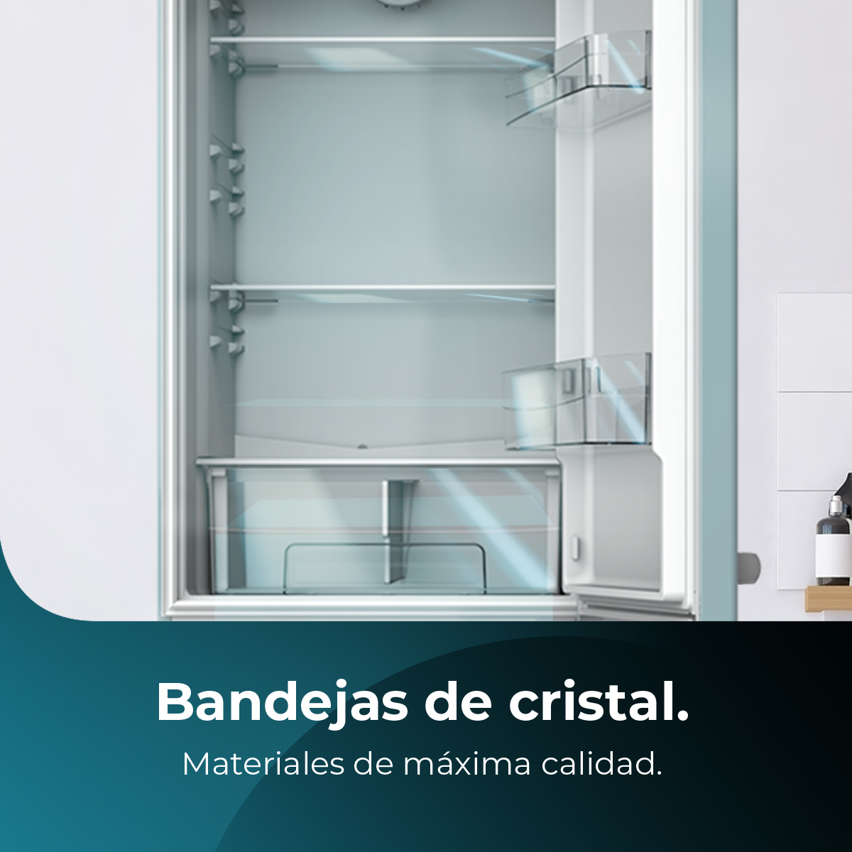 Un refrigerador abierto con estantes de vidrio. La puerta es azul claro y el interior está vacío. Texto abajo en español.