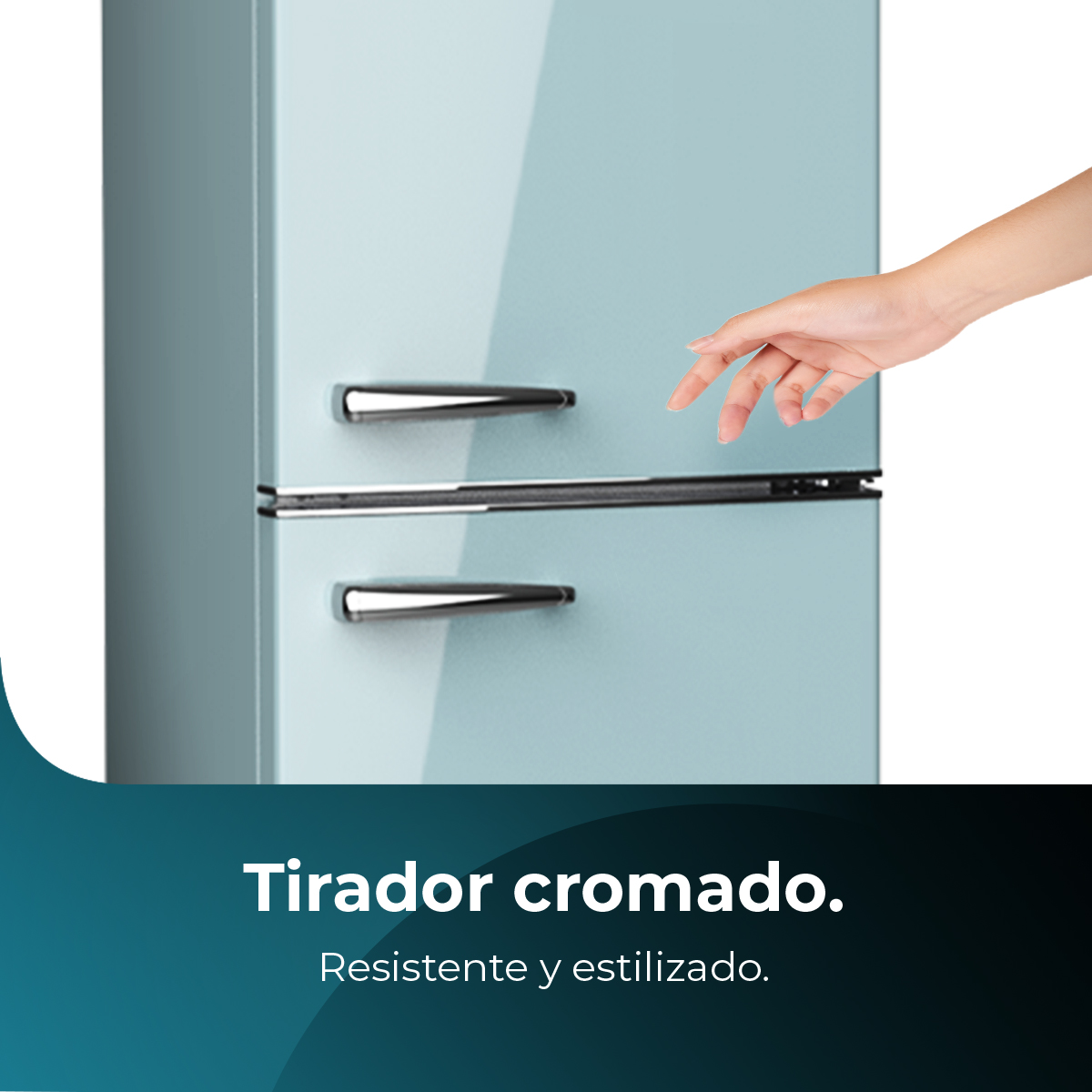 Una mano toca un refrigerador celeste. Tiene manijas cromadas. El texto inferior dice: 'manija cromada. Fuerte y estilizada.'