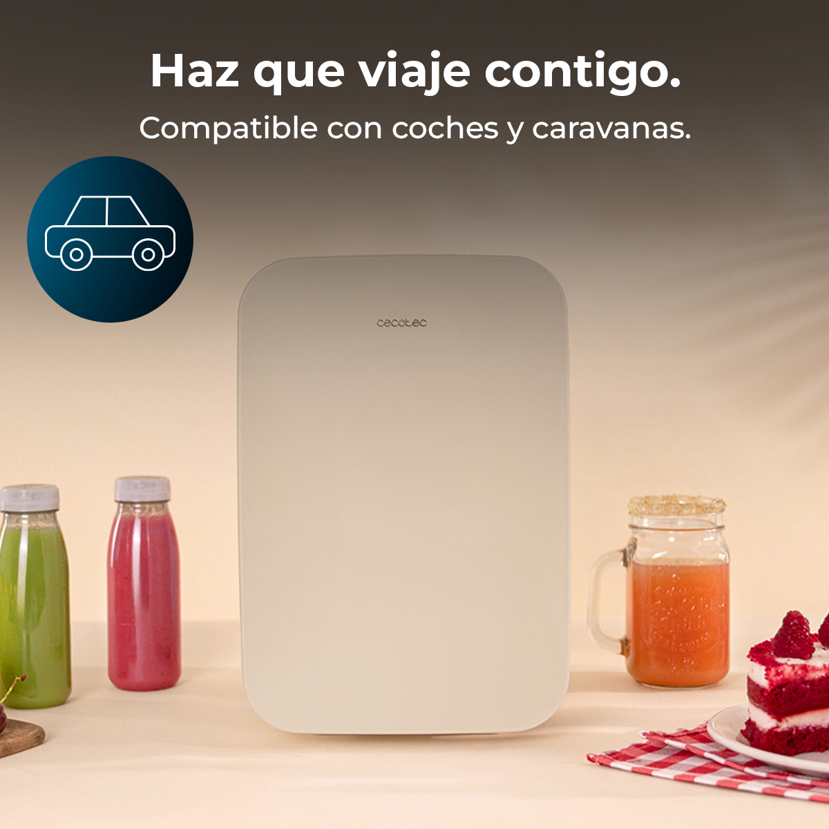 Beżowa lodówka z napojami i ciastem. Tekst u góry: 'Zabierz go ze sobą. Kompatybilny z samochodami i przyczepami kempingowymi.'