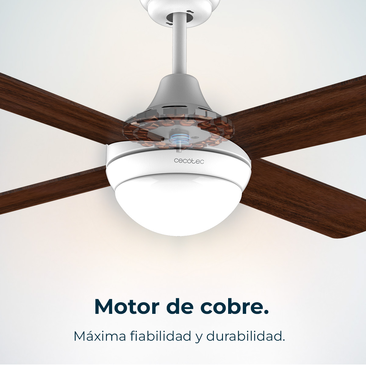 Biało-brązowy wentylator sufitowy z oprawą oświetleniową. Łopatki są brązowe, silnik widoczny. Tekst: 'Motor de cobre'.