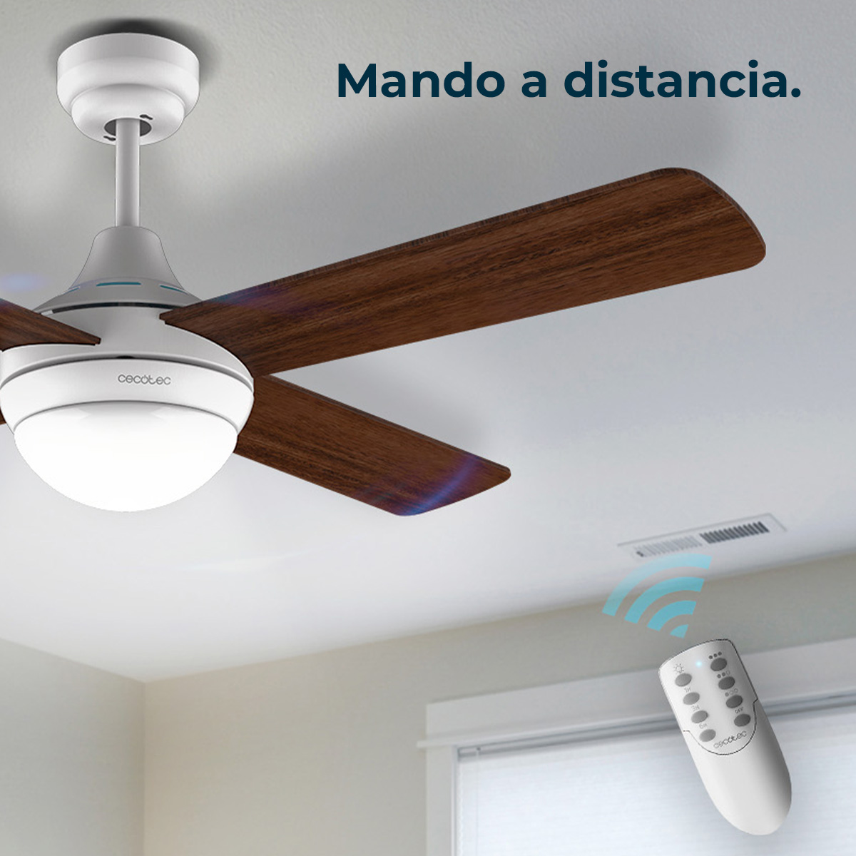 Wentylator sufitowy z drewnianymi łopatkami i pilotem. Wentylator jest biały ze światłem. Pilot wysyła sygnał.