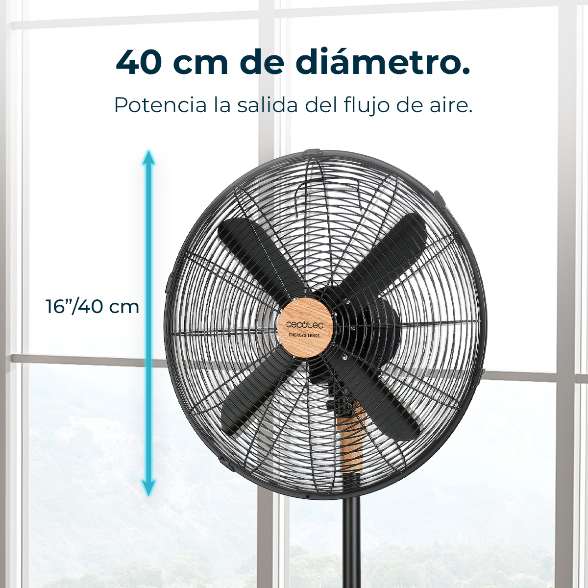 Czarny wentylator z drewnianymi akcentami, z napisem 'cecotec', stoi przed oknem. Tekst wskazuje średnicę 40 cm.