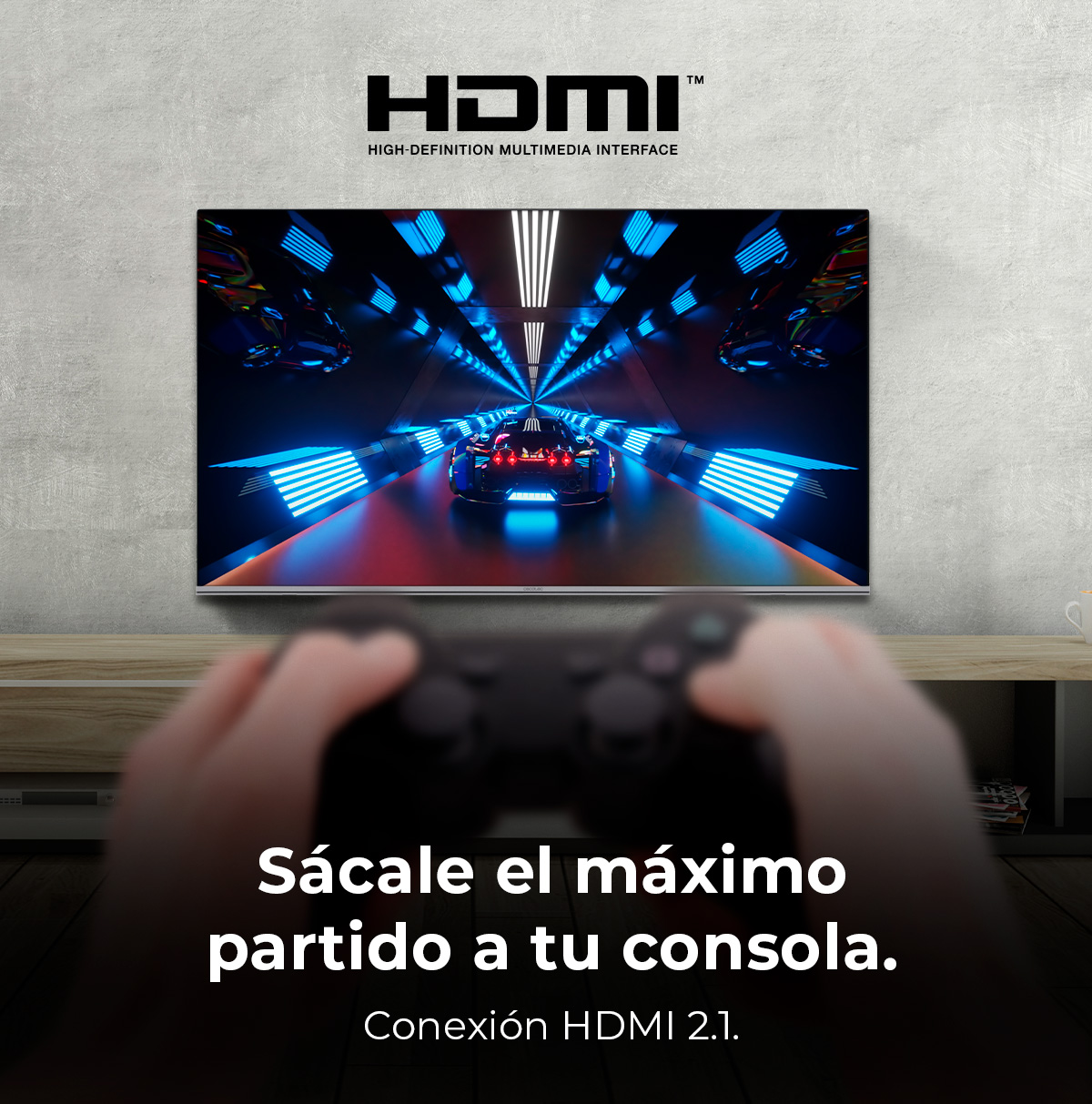 Una persona tiene in mano un controller, guardando una TV che mostra un'auto da corsa in un tunnel futuristico, logo HDMI in alto.