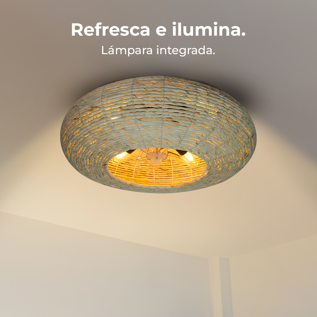 Se muestra una lámpara de techo tejida con iluminación integrada. La lámpara es circular, con una luz cálida que emana del interior. El techo es blanco.