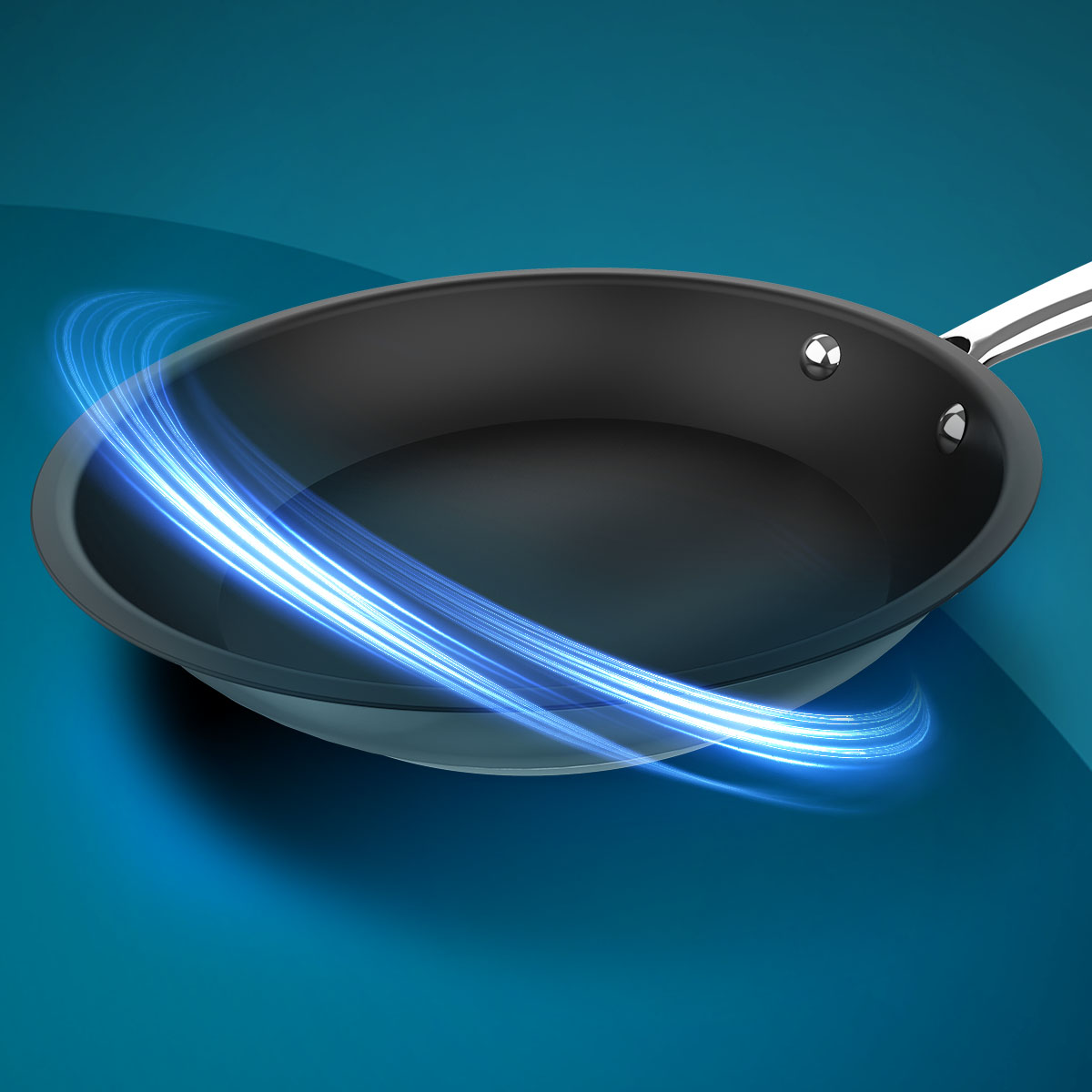Een zwarte koekenpan met zilveren handvat op een blauwe achtergrond. Heldere blauwe lichtsporen rond de pan.