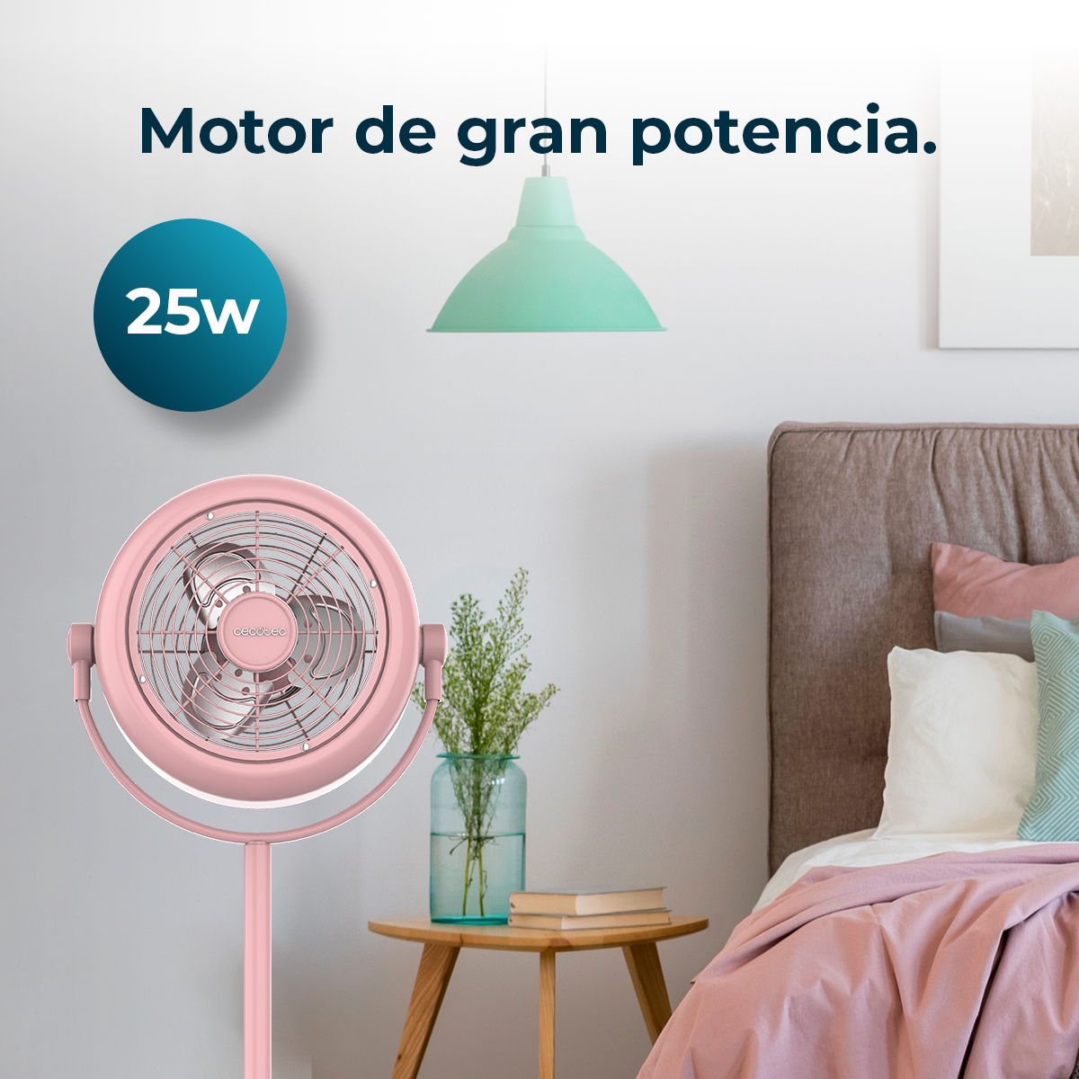Ventilador rosa con luz turquesa, texto de 25W y ambiente de dormitorio. Se ve una mesa con libros y una cama con sábanas rosas.