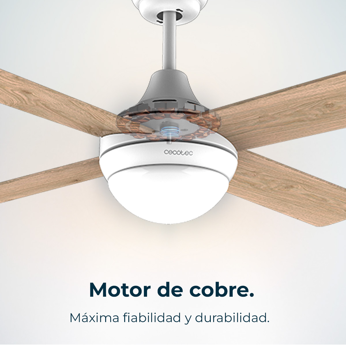 Biały wentylator sufitowy z drewnianymi łopatkami. Widoczny silnik, marka Cecotec. Tekst: 'Silnik miedziany. Maksymalna niezawodność i trwałość'.