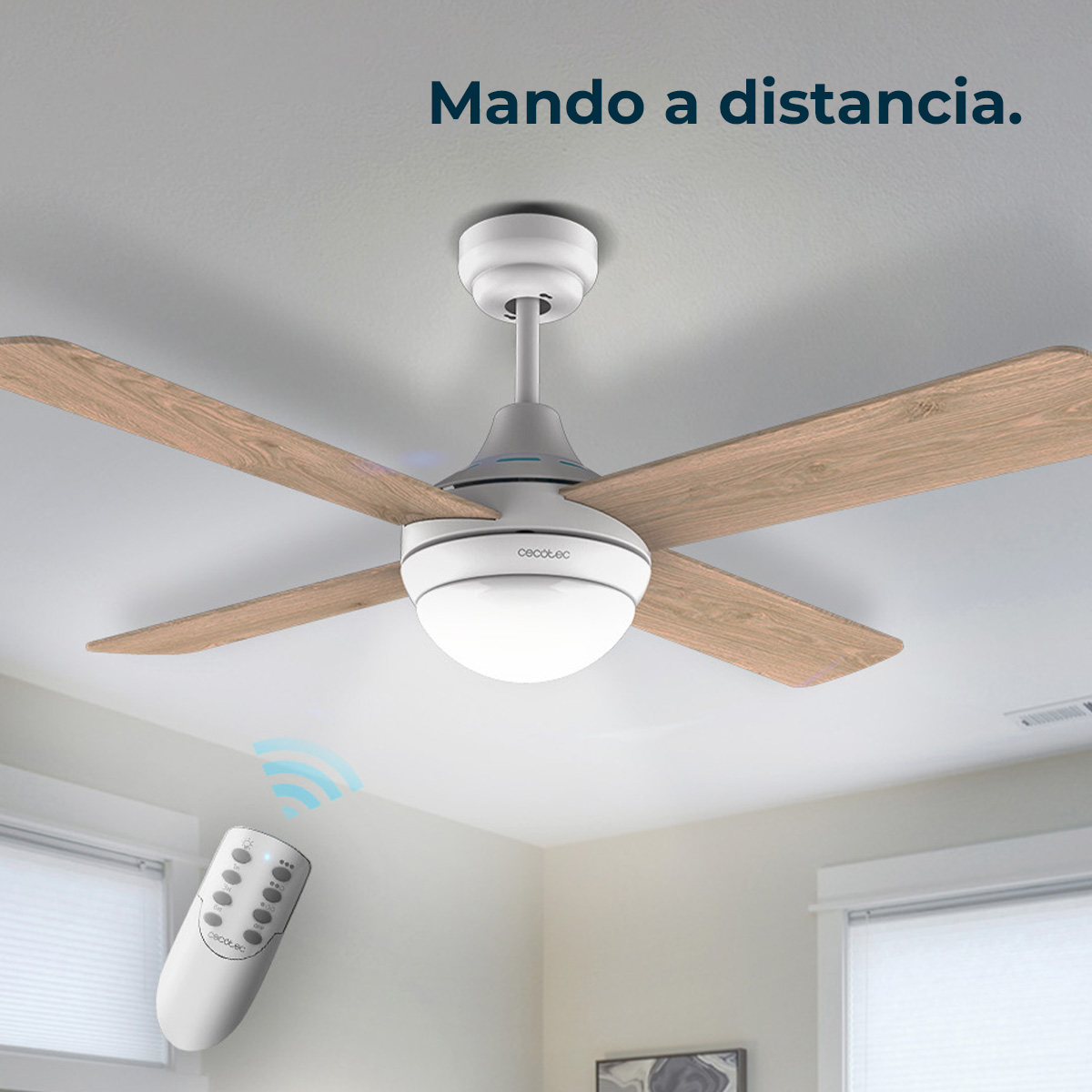 Przedstawiono wentylator sufitowy z drewnianymi łopatkami. Pilot znajduje się na pierwszym planie, a wentylator jest biało-szary.