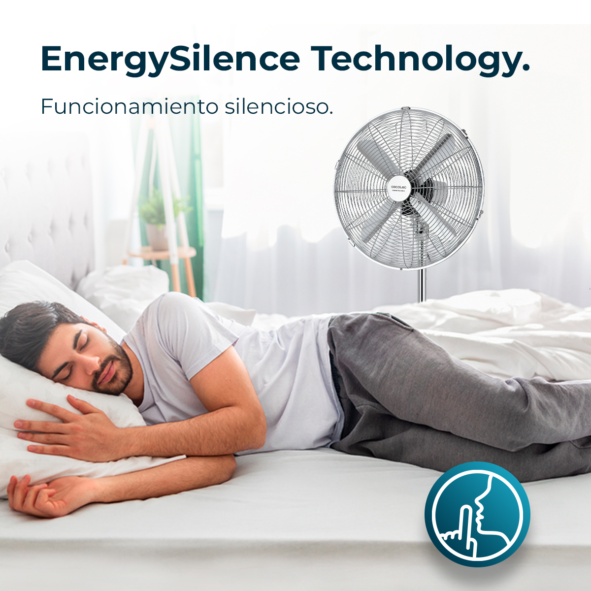 Mężczyzna śpiący na łóżku z wentylatorem. Logo: profil z palcem na ustach. Tekst: EnergySilence Technology.