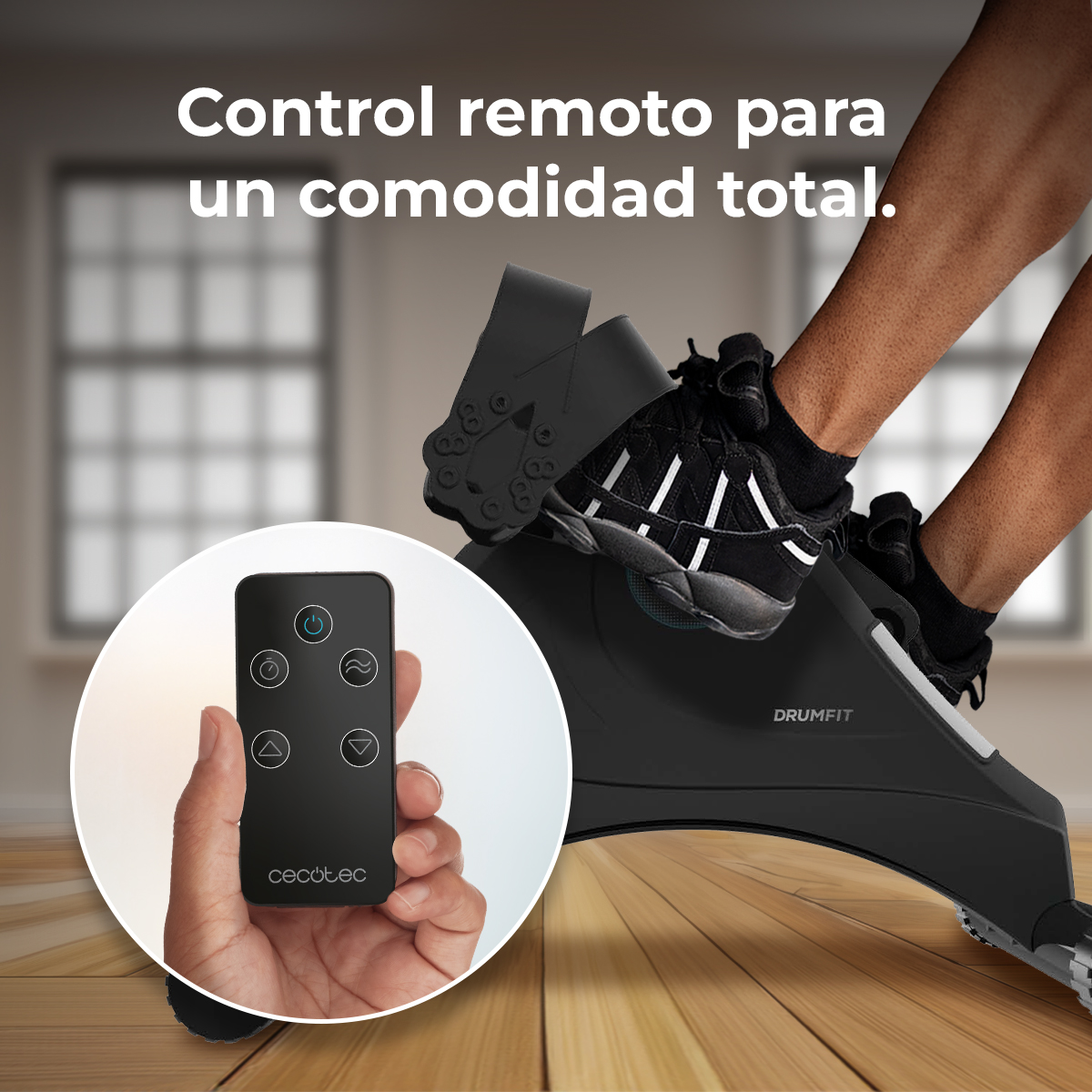 Osoba korzysta z roweru treningowego. Obraz przedstawia pilota w dłoni i stopy na pedałach.