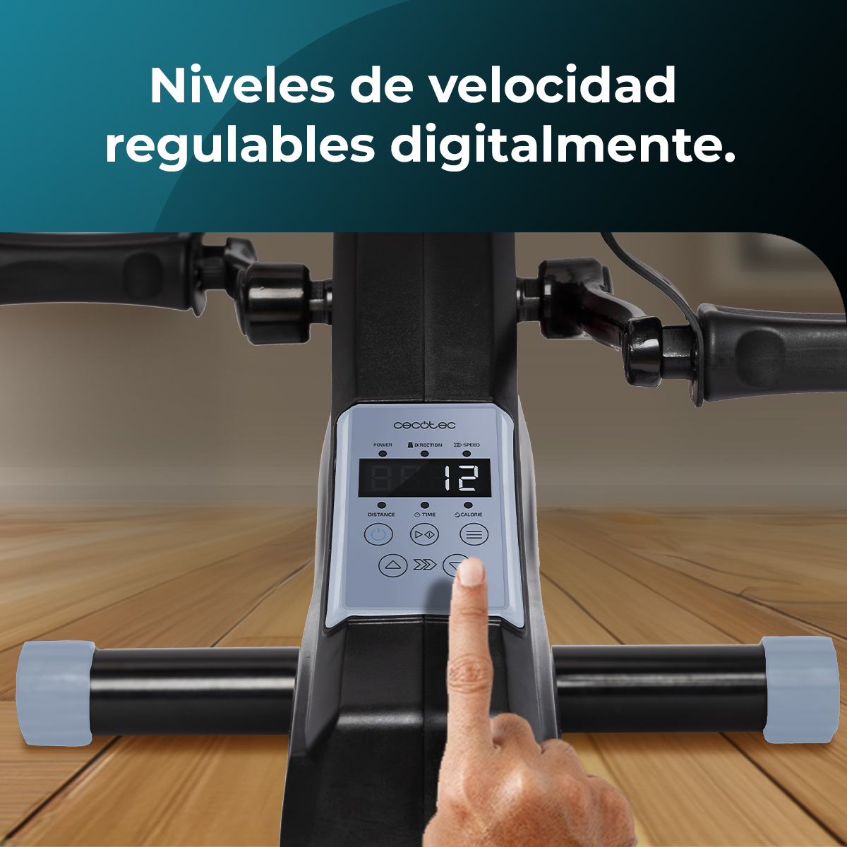 Ręka dotyka cyfrowego wyświetlacza na rowerze treningowym. Pokazuje prędkość, czas i inne dane. Dominują kolory czarny i szary.