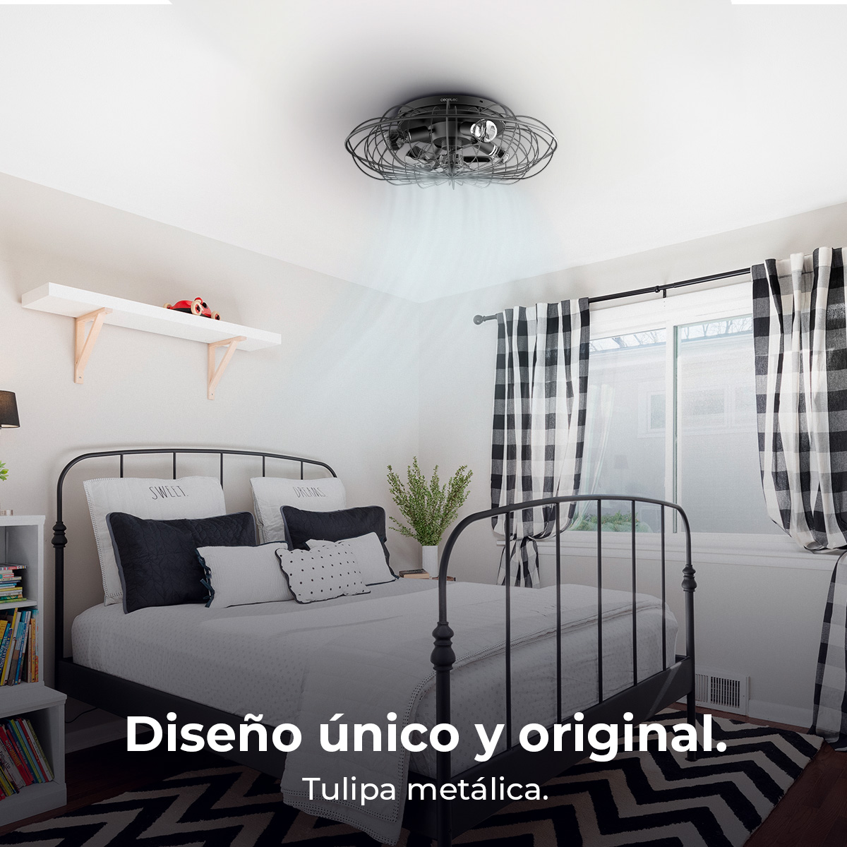Schlafzimmer mit Bett, schwarzem Metallrahmen. Deckenventilator. Schwarz-weiß karierte Vorhänge. Weiße Wände, Holzregal mit Spielzeugauto.