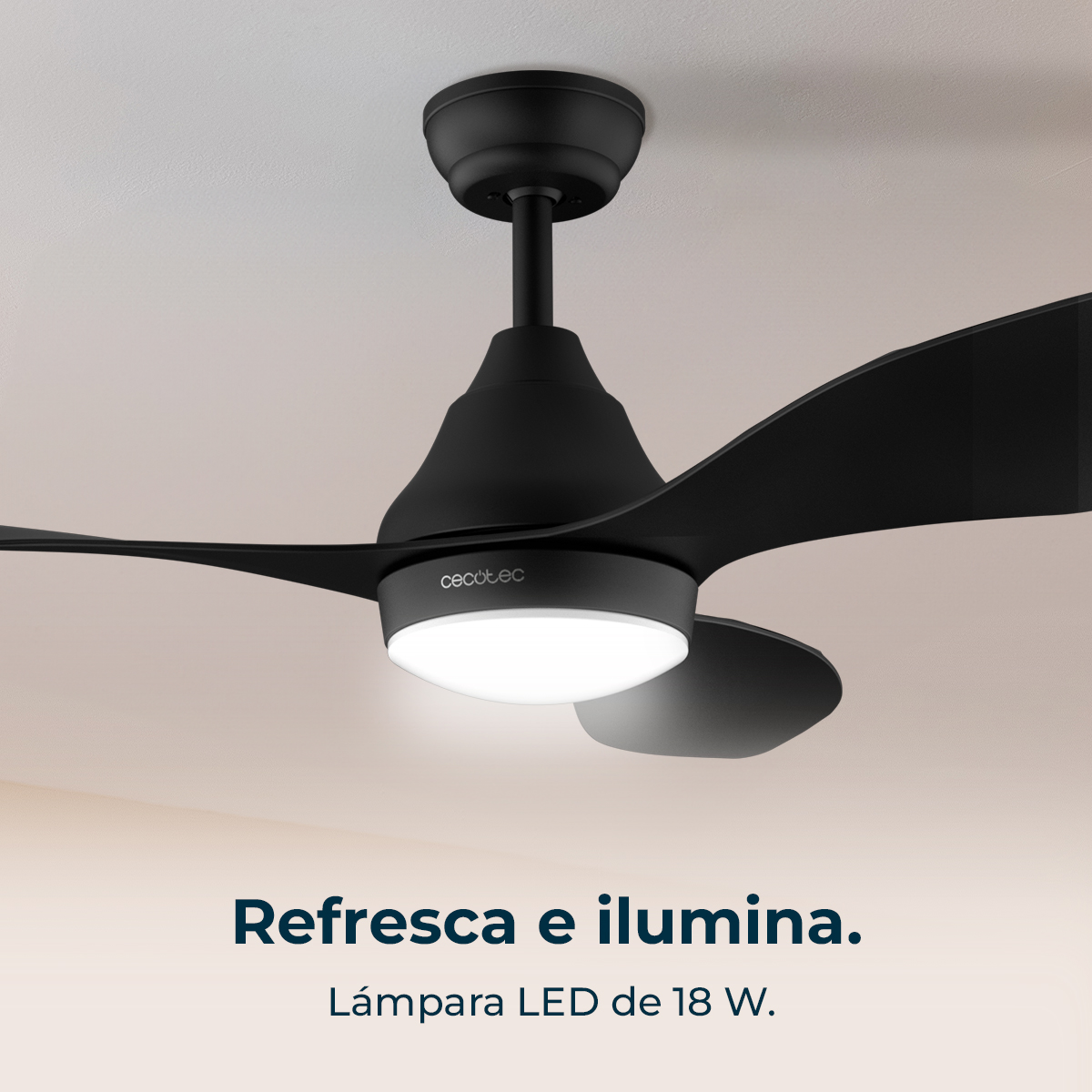 Czarny wentylator sufitowy ze zintegrowanym światłem LED. Łopatki wentylatora są zakrzywione. Tło to biały sufit.