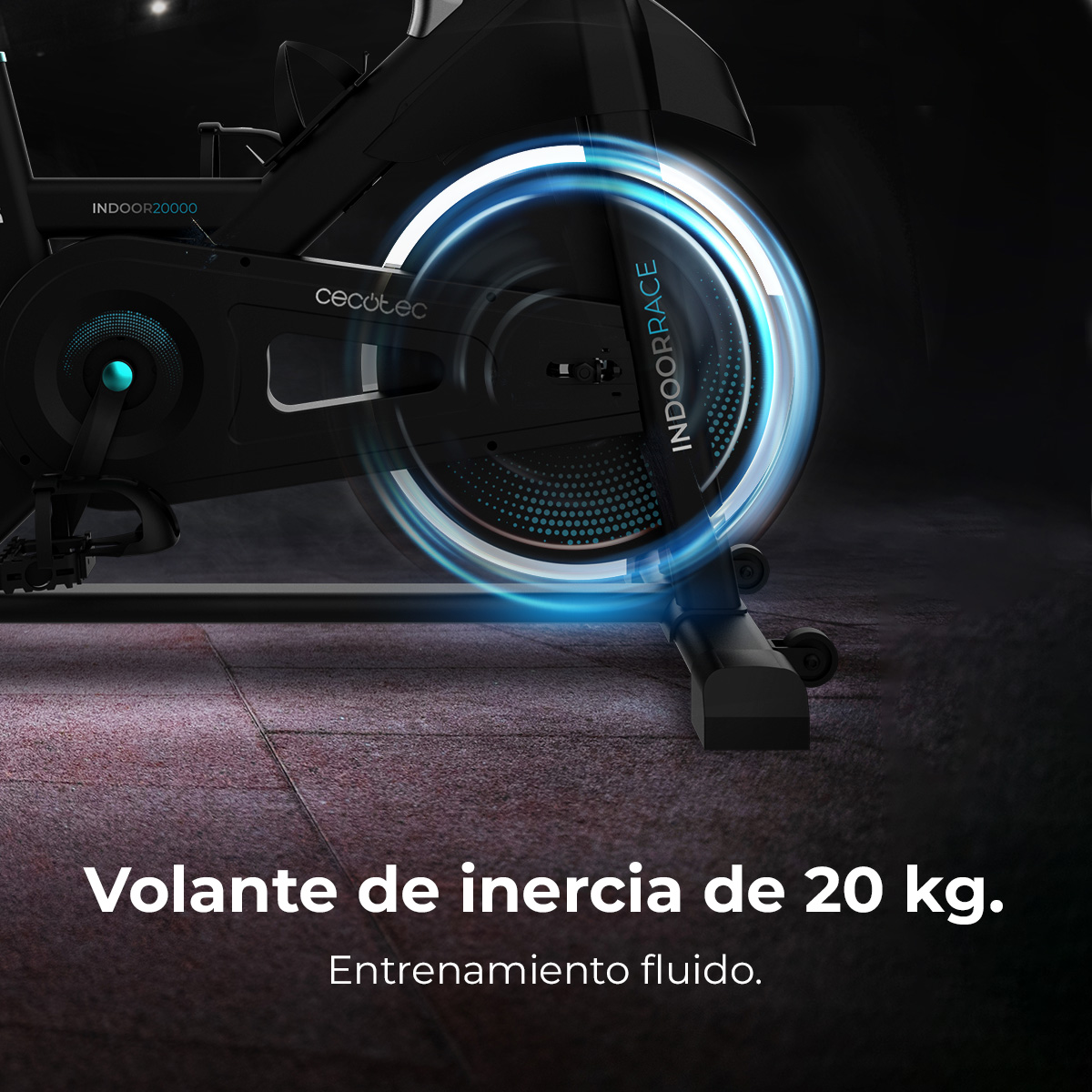 Czarny rower treningowy do ćwiczeń w pomieszczeniach z świecącym kołem. Tekst mówi, że ma 20 kg koło zamachowe dla płynnego treningu.