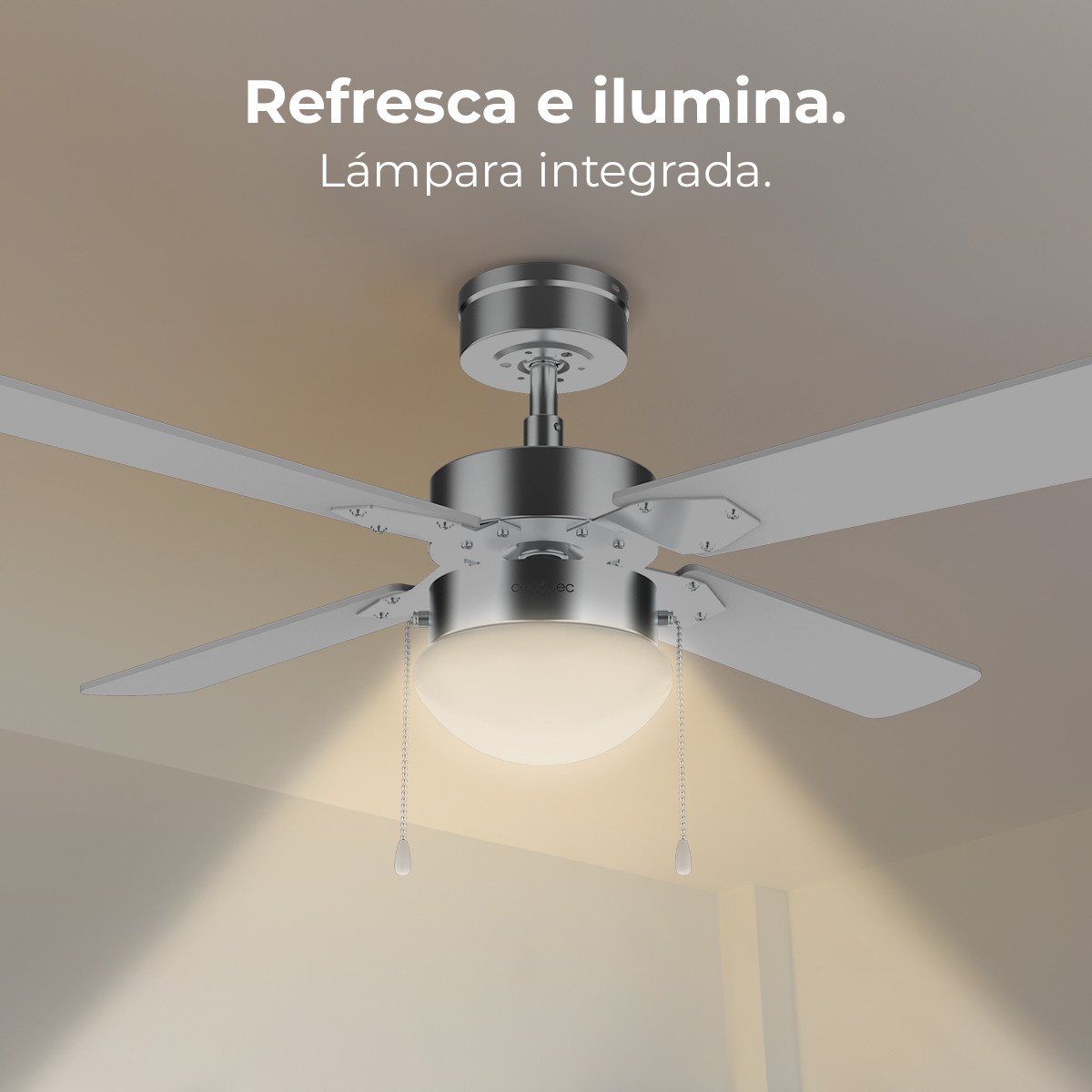 Ein Deckenventilator mit eingebautem Licht. Er hat silberne Flügel und eine Leuchte darunter. Der Hintergrund ist ein Beige-Weiß-Gradient.
