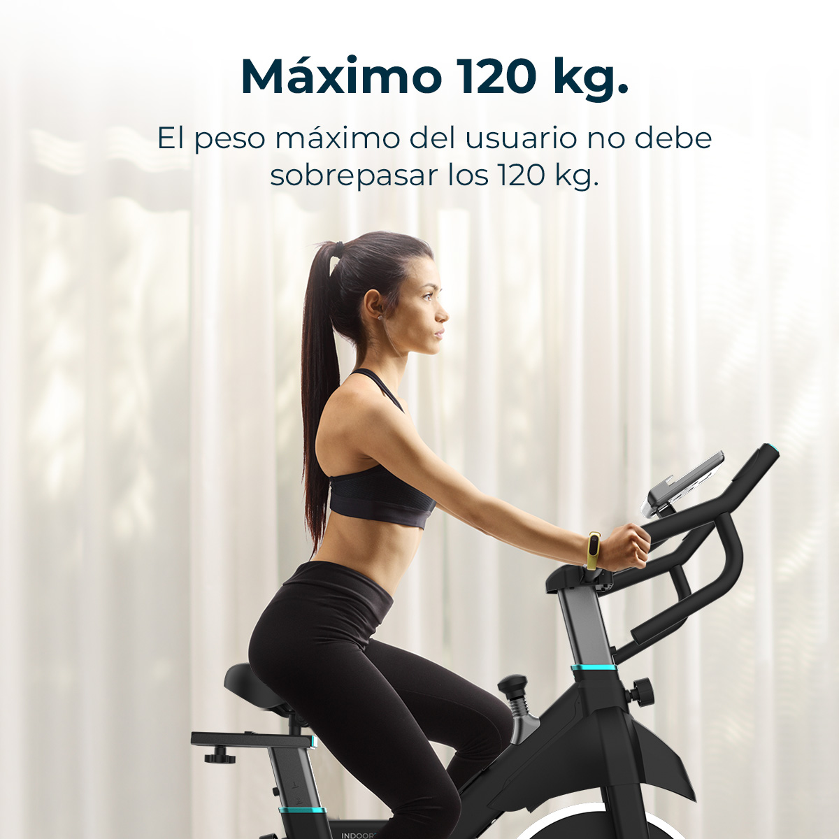 Kobieta ćwiczy na rowerze stacjonarnym. Ma na sobie czarny strój sportowy. Na górze: Maksymalnie 120 kg. Tło: przezroczysta zasłona.