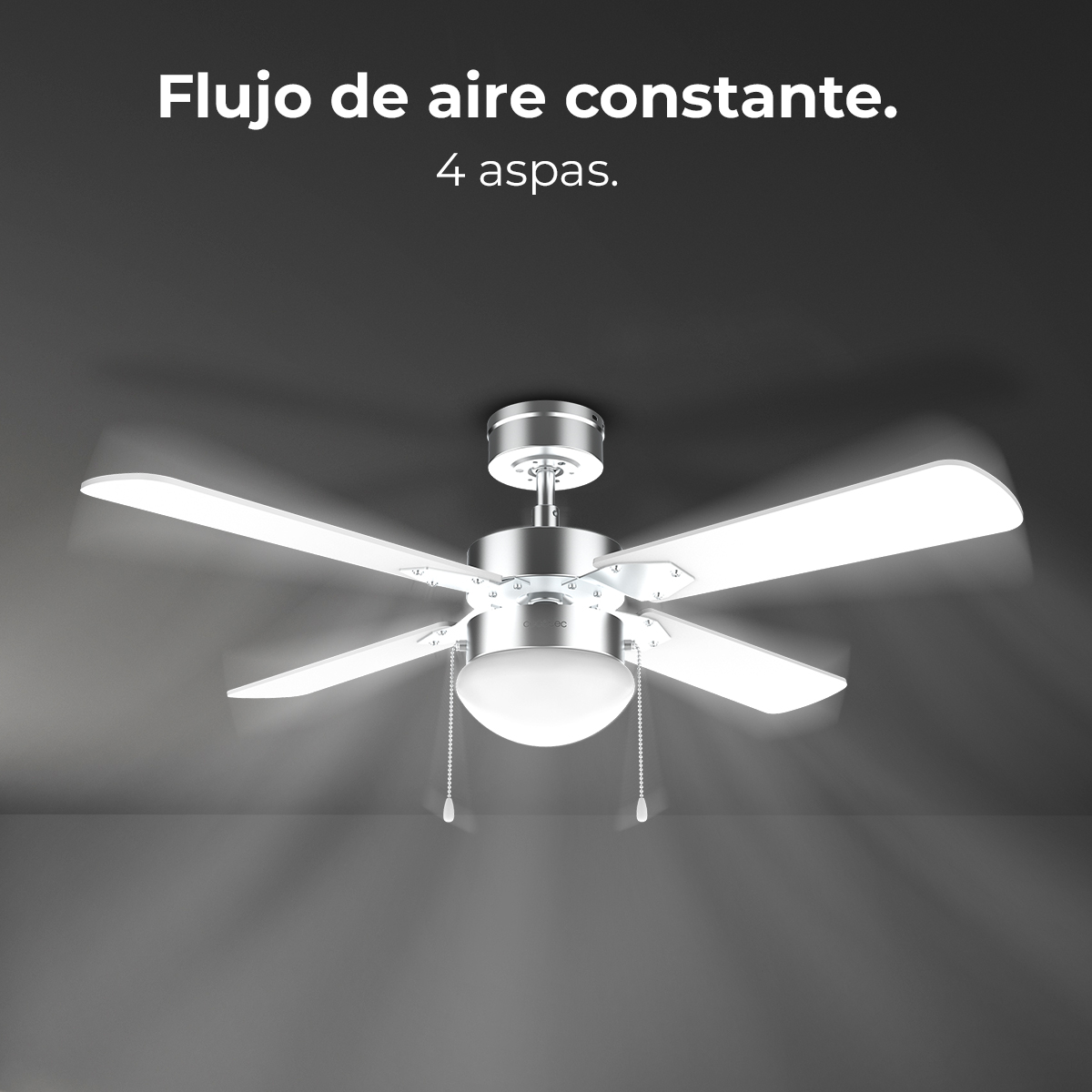 Ein moderner Deckenventilator mit vier weißen Flügeln und einer zentralen Leuchte. Der Ventilator ist silberfarben auf grauem Hintergrund.