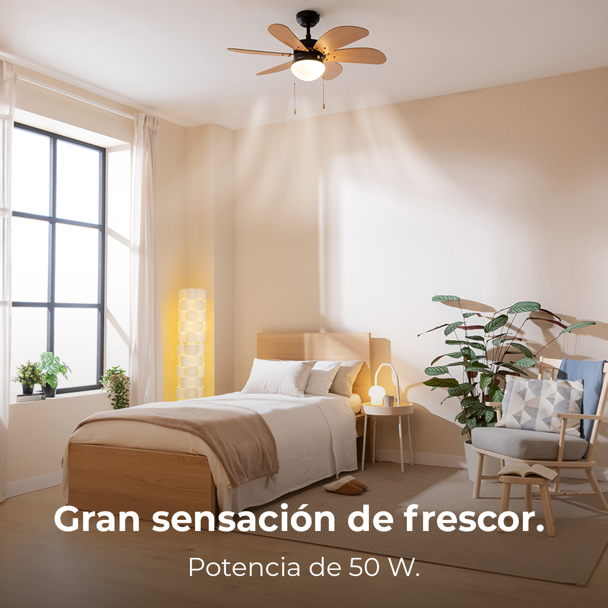 Schlafzimmer mit Deckenventilator, Bett, Stuhl und Pflanzen. Helles Farbschema mit Text unten. Der Text lautet "Gran sensación de frescor."