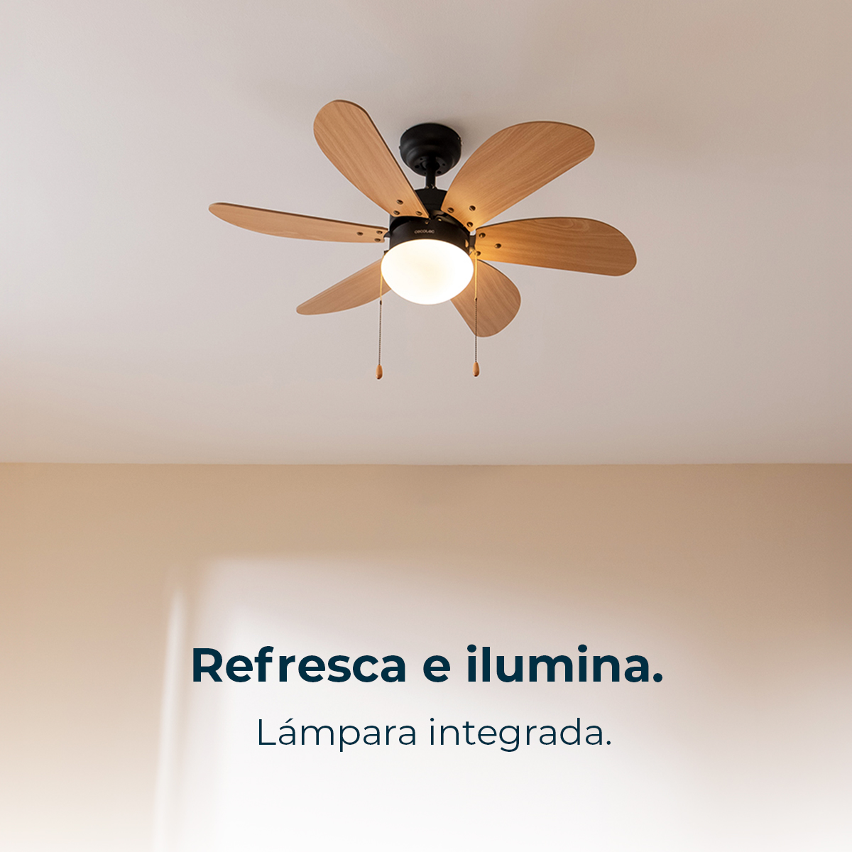 Ein Deckenventilator mit Holzflügeln und einer zentralen Leuchte ist an einer weißen Decke befestigt. Der Lüfter ist eingeschaltet.