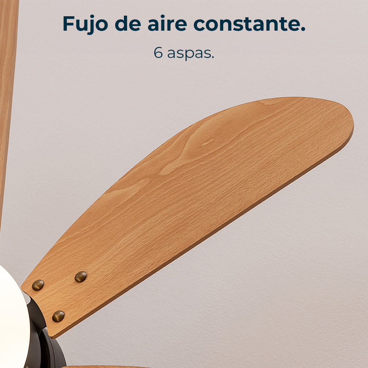 Nahaufnahme eines Holzventilatorblatts. Das Blatt ist hellbraun mit sichtbarer Holzmaserung, befestigt mit Messingschrauben.