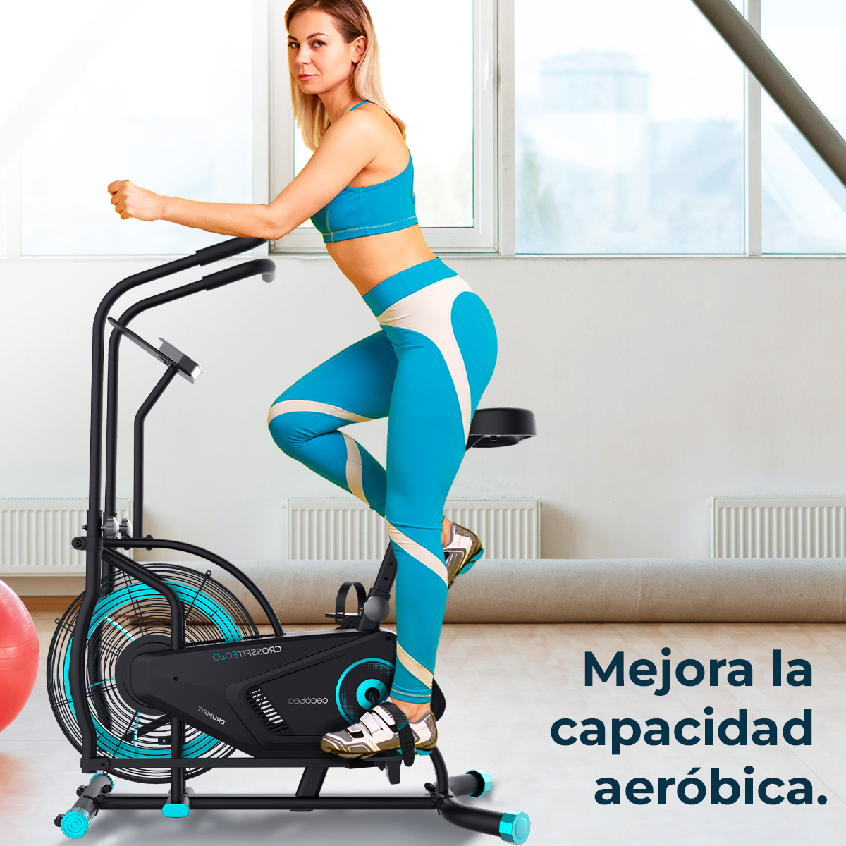 Una donna in abbigliamento sportivo blu va in bicicletta. È in palestra. Il testo dice: Migliora la capacità aerobica.