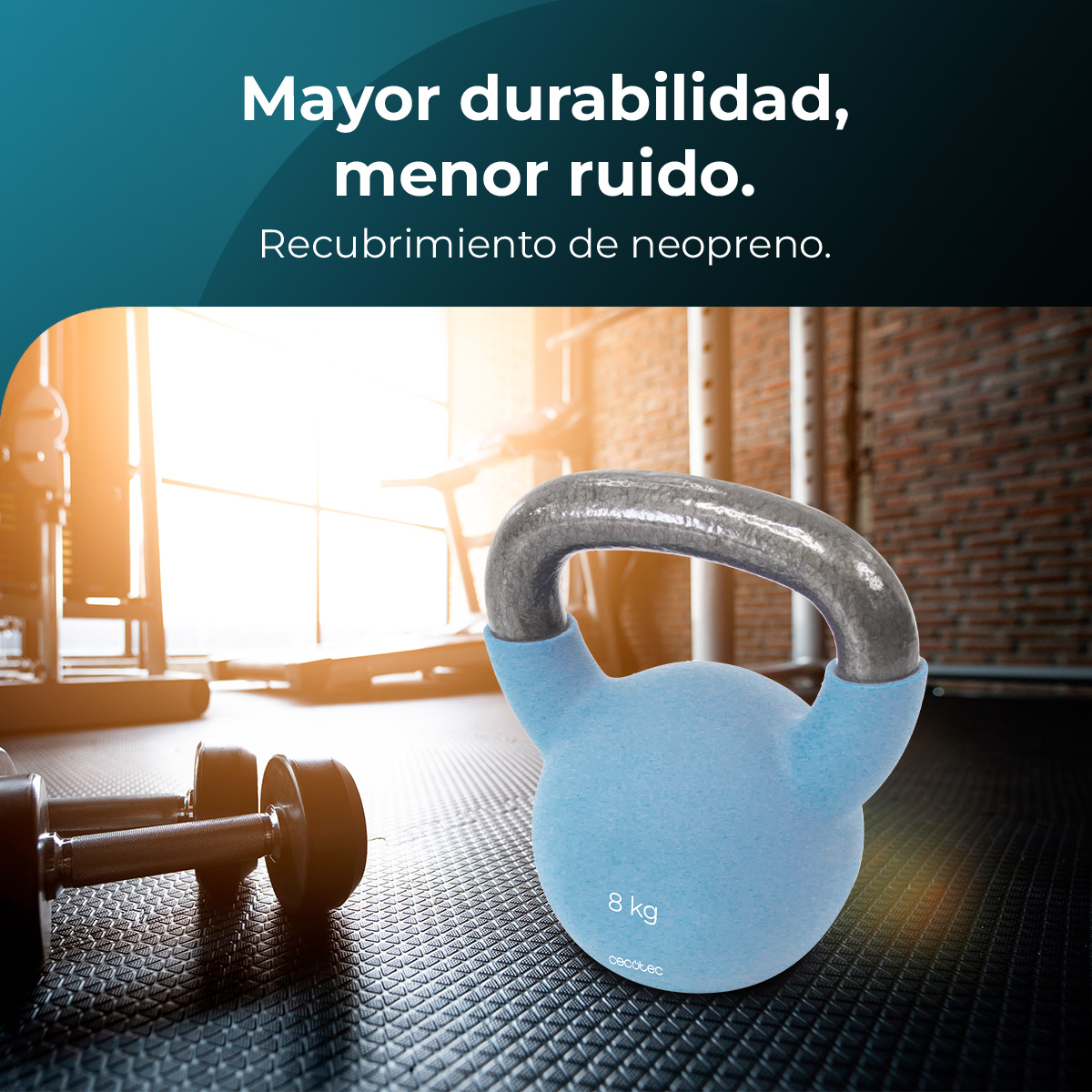 Una pesa rusa azul con asa gris está en un suelo negro texturizado. Mancuernas en primer plano. Equipamiento de gimnasio al fondo.