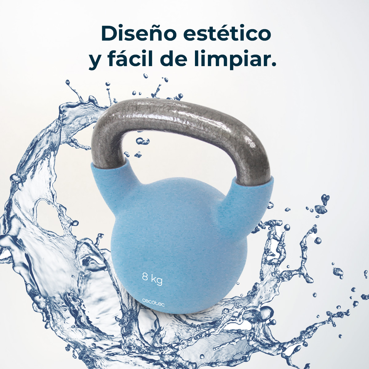Una pesa rusa azul con asa gris, rodeada de salpicaduras de agua. El texto superior dice 'Diseño estético y fácil de limpiar.'