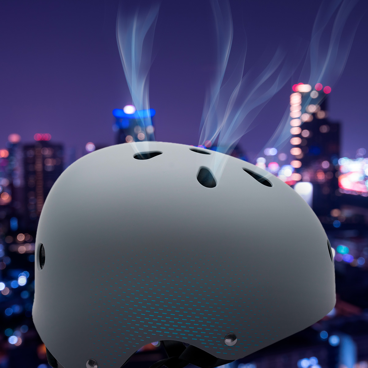 Un casco gris con vapor parecido a humo que se eleva de las rejillas. Luces de la ciudad en el fondo borroso.