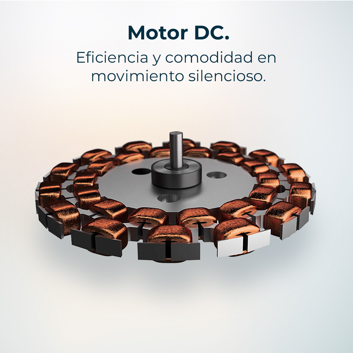 Zbliżenie silnika prądu stałego pokazujące okrągły układ cewek miedzianych wokół centralnej szarej płyty i wału. Tło jest białe.