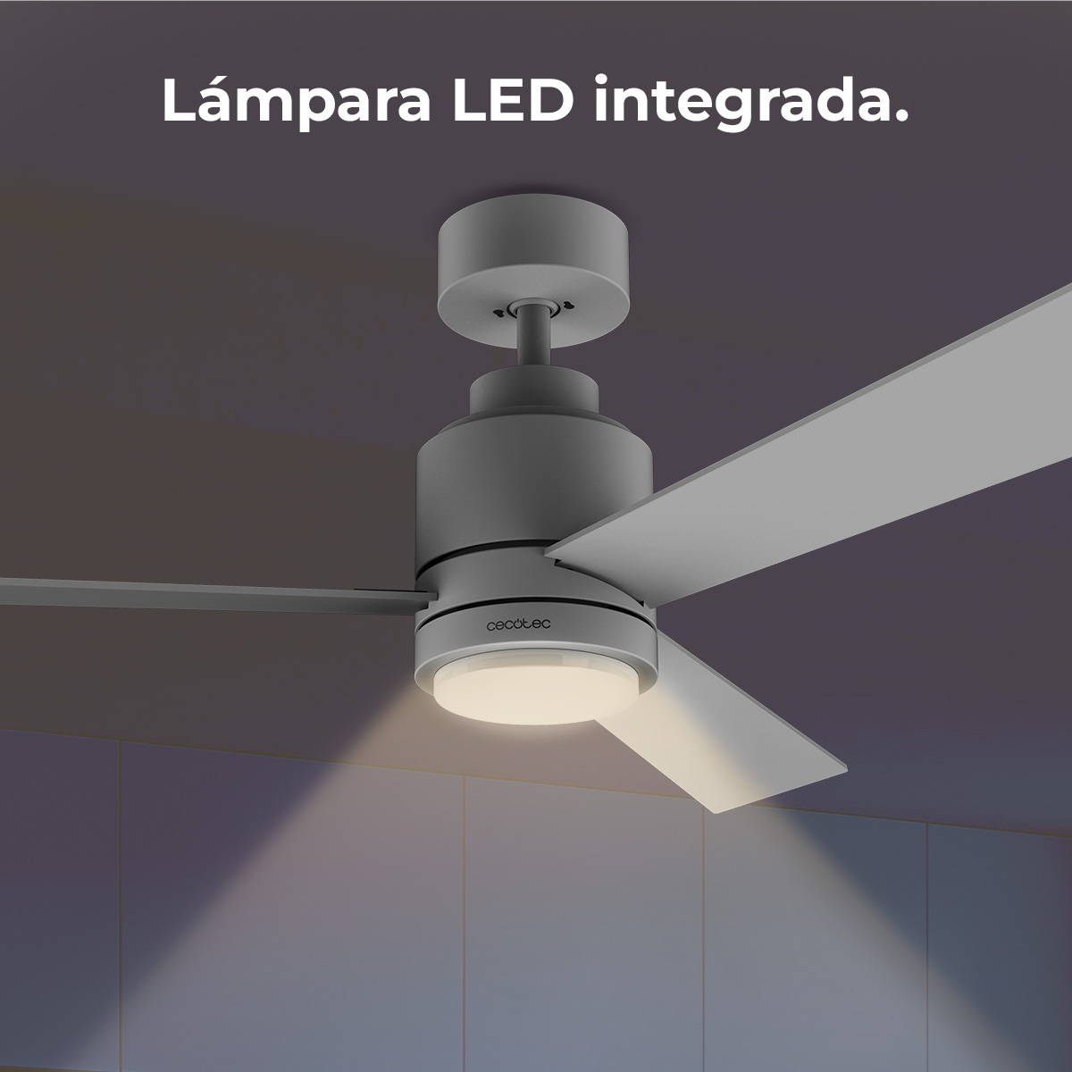 Szary wentylator sufitowy z wbudowanym światłem LED. Łopatki wentylatora są białe. Światło świeci w dół, oświetlając pomieszczenie.