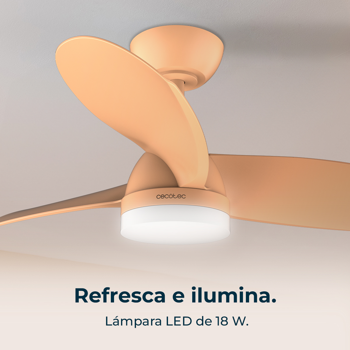 Ventilador de techo beige con luz, aspas inclinadas hacia abajo. El texto dice 'Refresca e ilumina' y 'Lámpara LED de 18 W'.