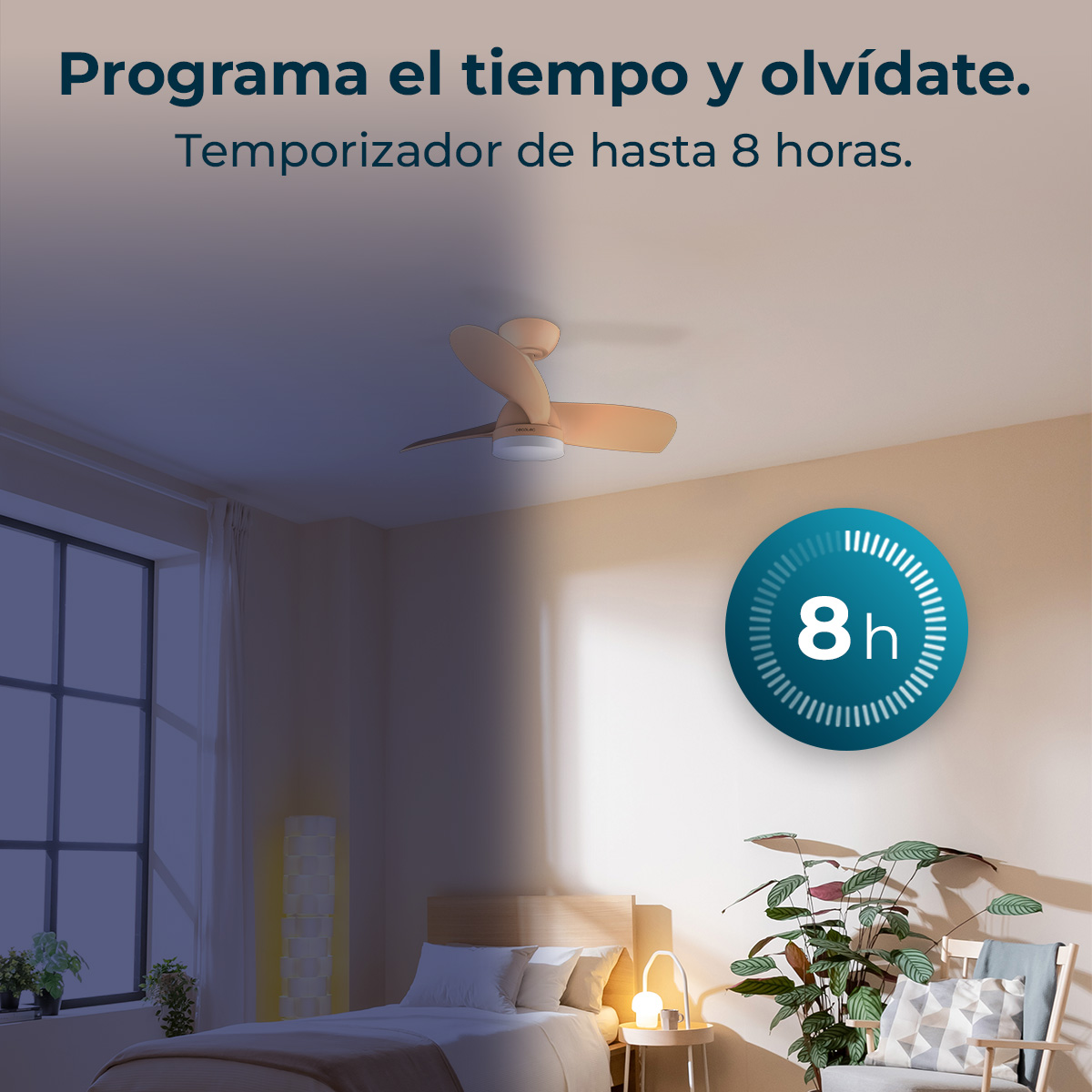 Escena de dormitorio con ventilador de techo. Icono de temporizador de 8 horas en la pared. Cama, plantas y silla visibles.