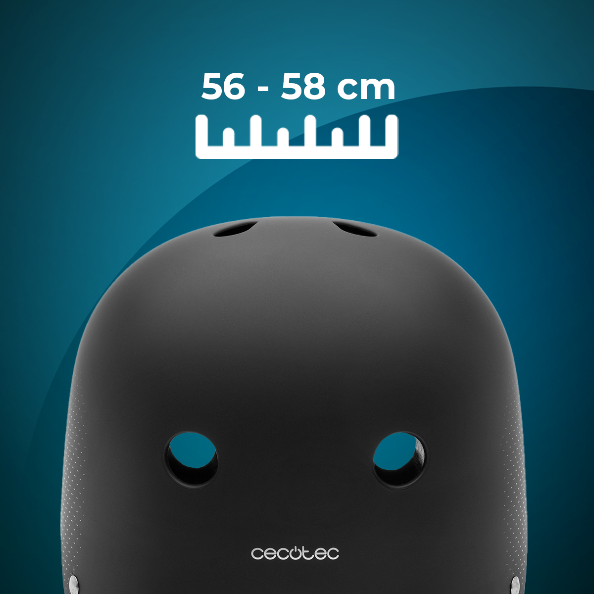 Casco negro con dos orificios para los ojos, tres ventilaciones superiores y un indicador de talla de 56-58 cm. Se ve la marca 'Cecotec'.