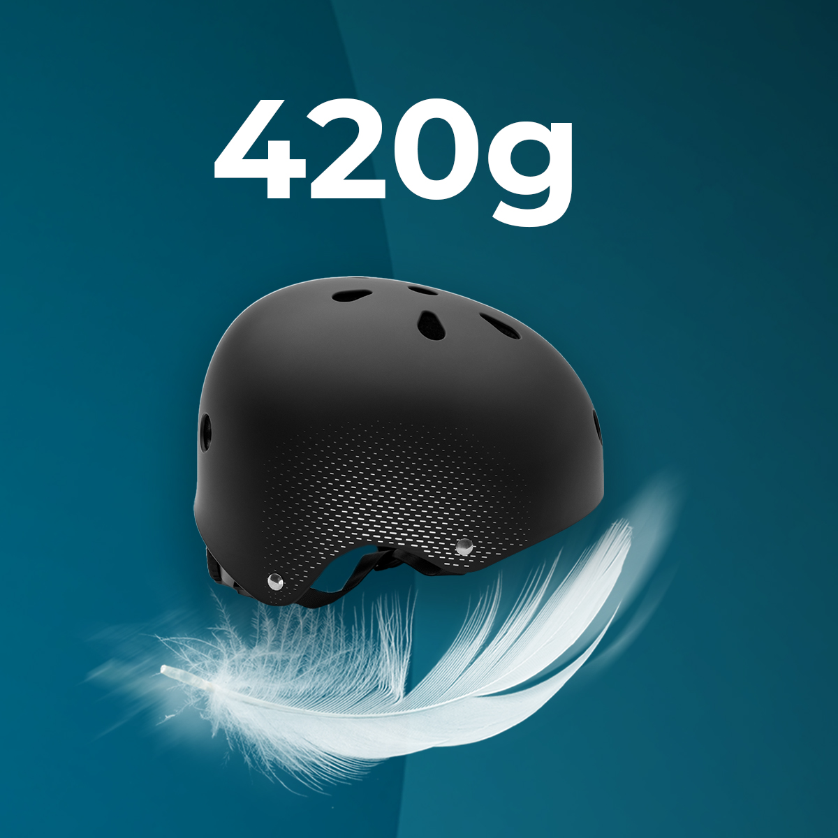Un casco negro con el texto 420g. Una pluma blanca está al lado del casco. El fondo es verde azulado.