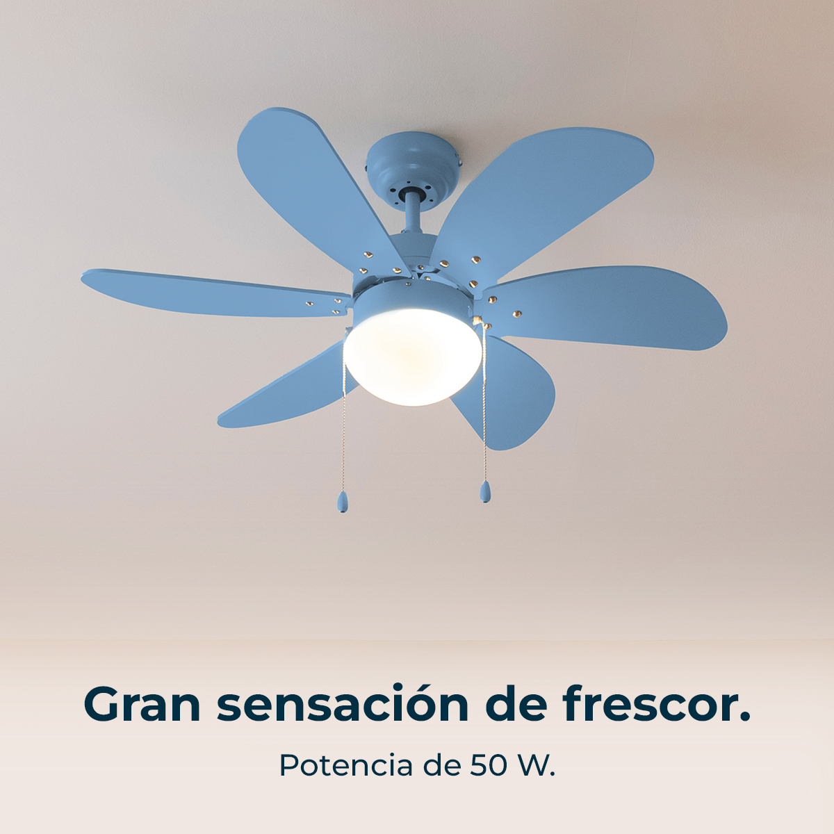 Un ventilatore da soffitto blu con sei pale e una luce centrale è montato su un soffitto bianco. Il testo sottostante dice 'Grande sensazione di freschezza'.