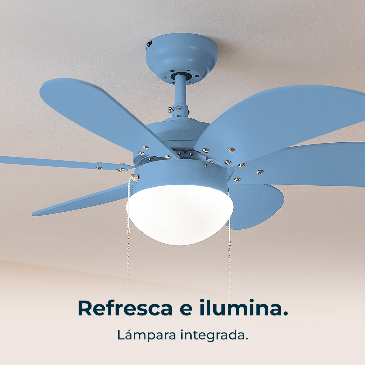 Un ventilatore a soffitto blu con un apparecchio di illuminazione è montato su un soffitto bianco. Il ventilatore ha cinque pale.