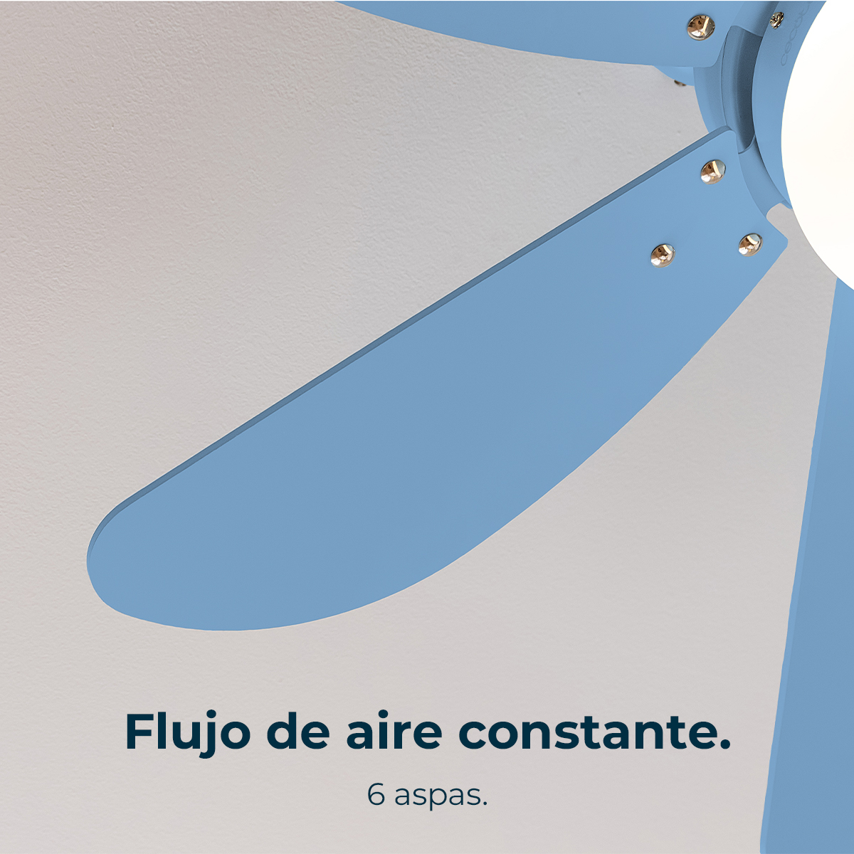 Un primo piano di un ventilatore da soffitto azzurro con sei pale. Il testo dice: Flusso d'aria costante. 6 pale.