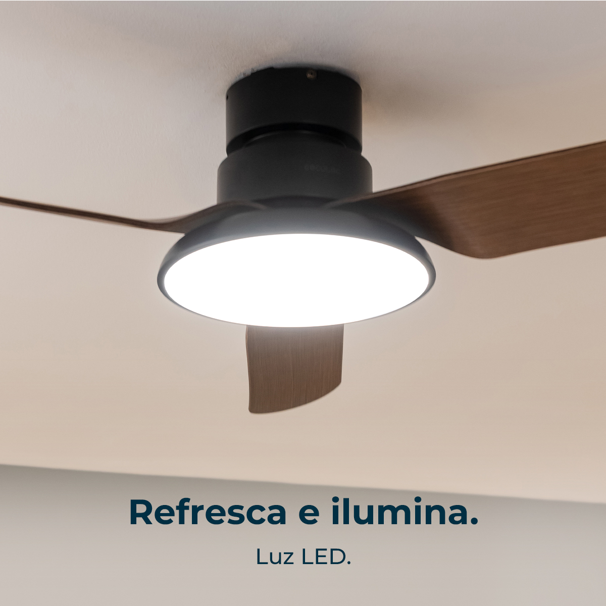 Un ventilatore a soffitto con una luce LED brillante. Il ventilatore ha pale in legno e un alloggiamento motore nero, contro un soffitto bianco.