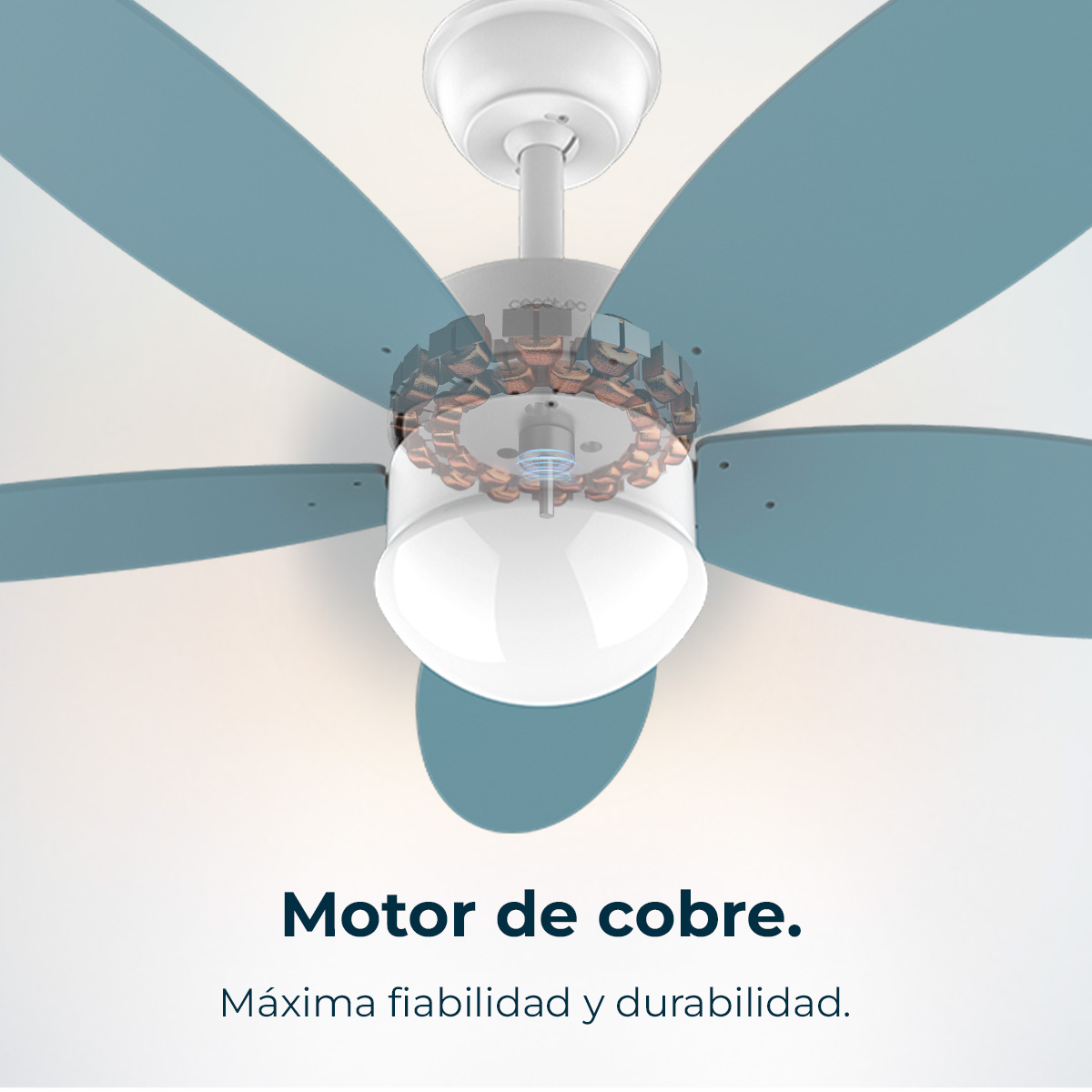 Biały wentylator sufitowy z niebieskimi łopatkami. Widoczny miedziany silnik wentylatora. Tekst: "Motor de cobre. Máxima fiabilidad y durabilidad."