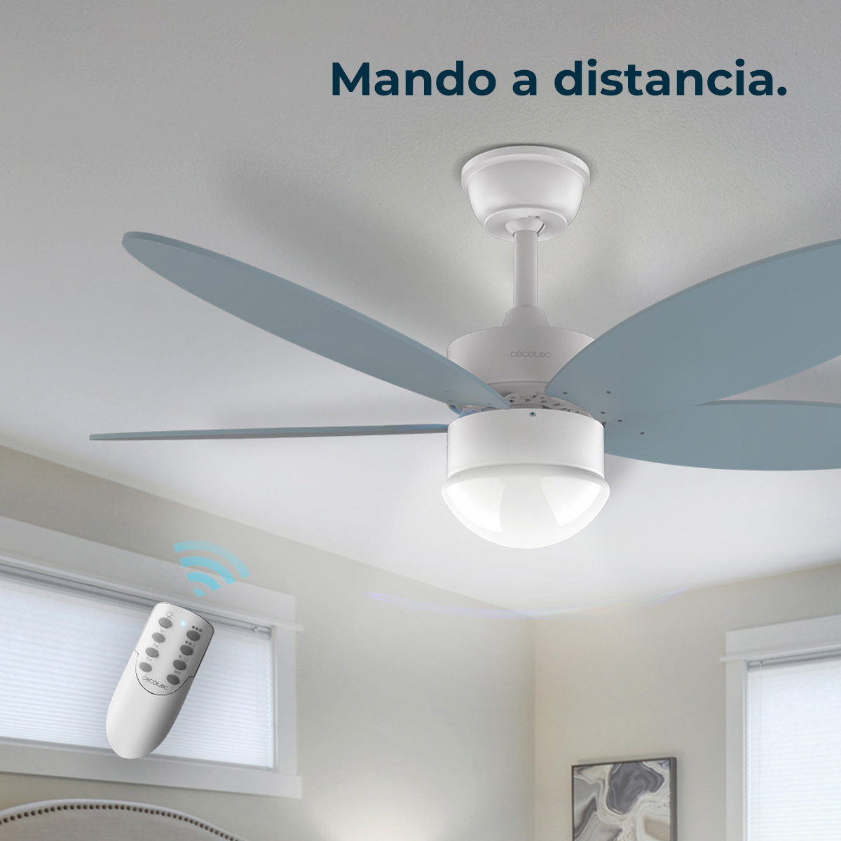 Biały wentylator sufitowy z niebieskimi łopatkami jest podświetlony. Pilot wysyła sygnały do wentylatora. Widoczny jest tekst "Mando a distancia".