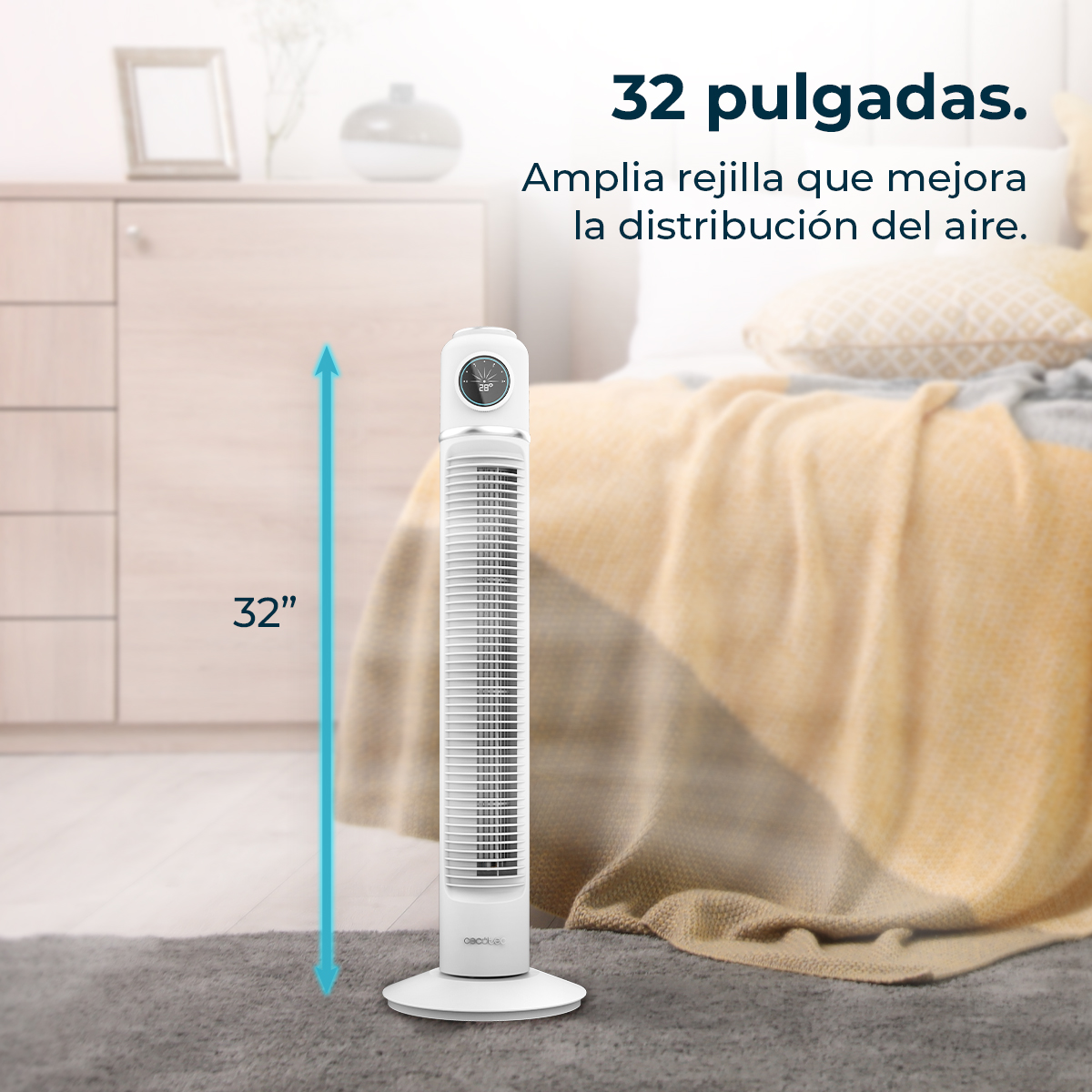 Ein weißer Turmventilator steht auf einem grauen Teppich. Im Hintergrund befindet sich ein Bett mit gelber Decke. Text: 32 Zoll und "Luftverteilung".