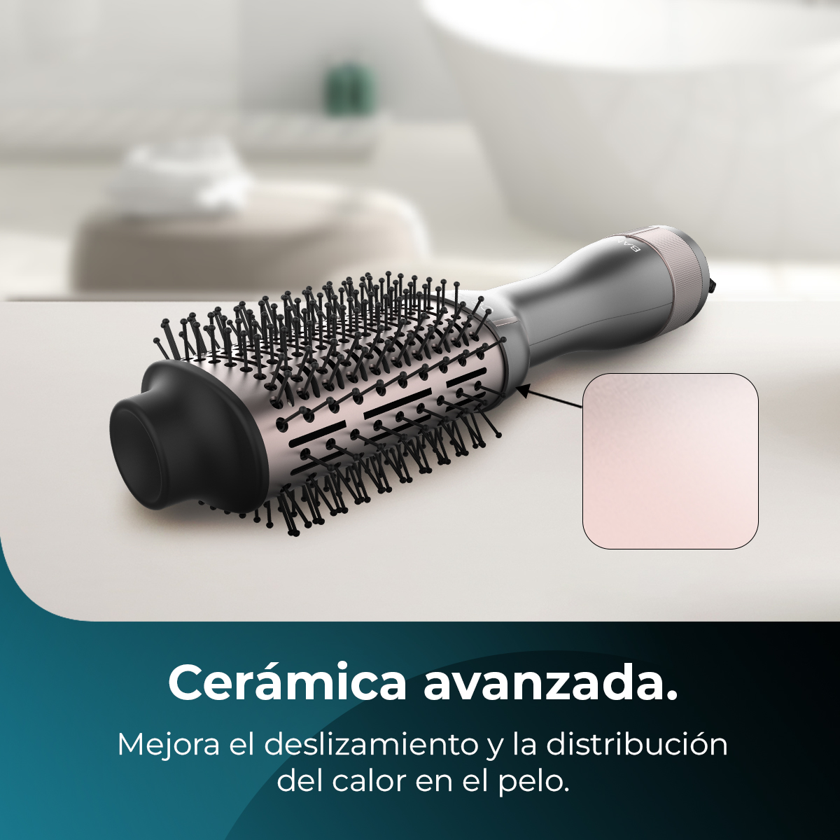 Una spazzola per capelli con setole nere e manico metallico su superficie bianca. Lo sfondo è sfocato, mostrando un bagno.